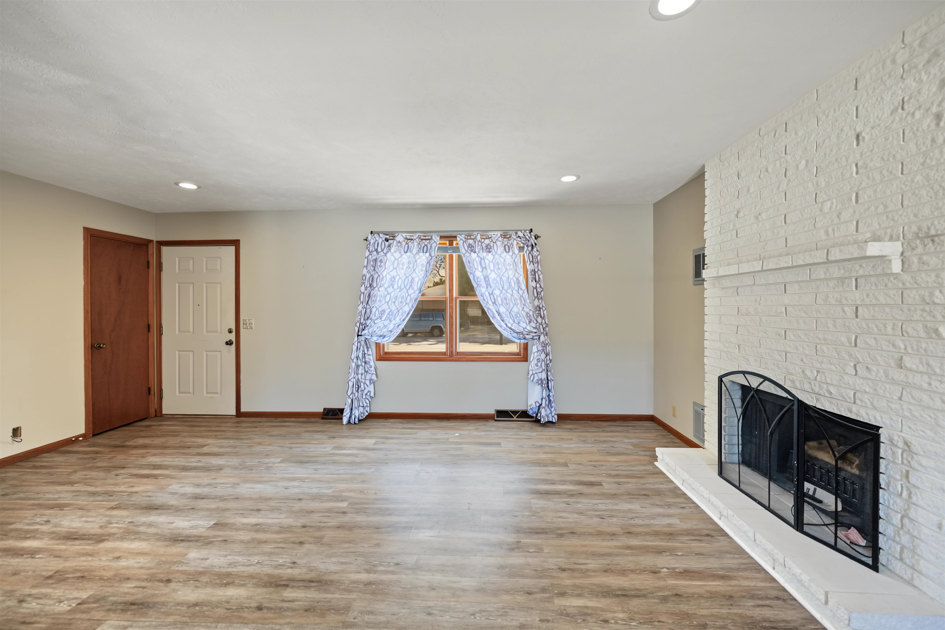 1233 Louise Ln Property Photo 10