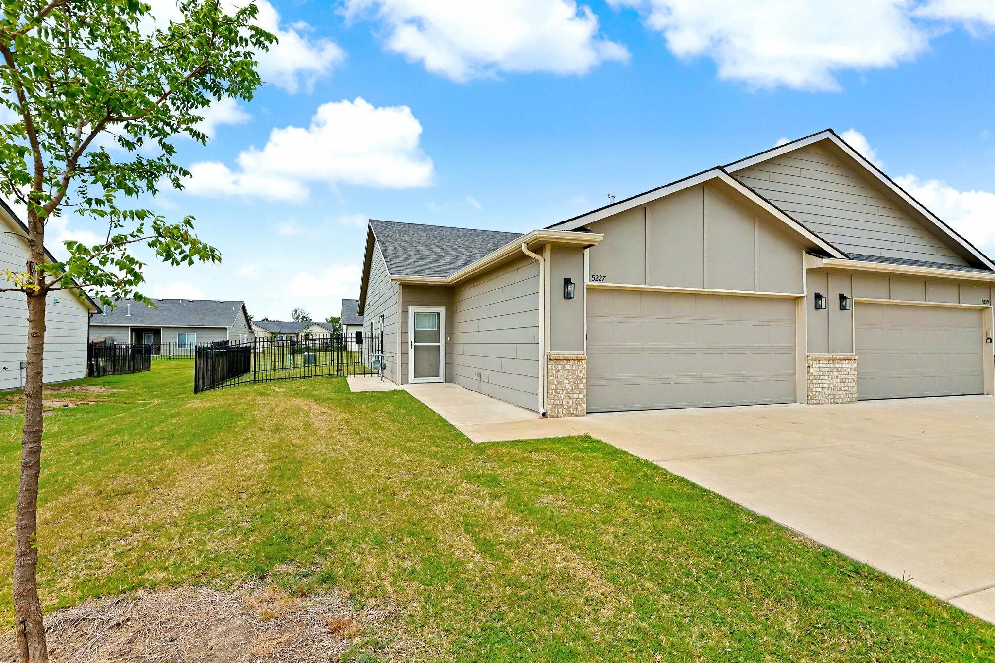 5227 N Cypress Property Photo 2