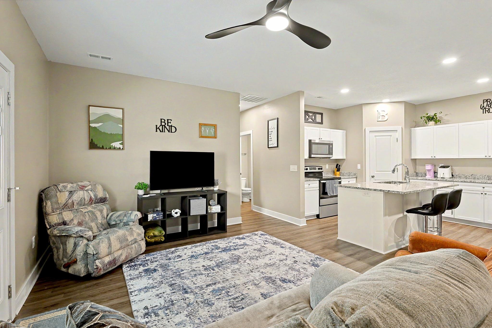 5227 N Cypress Property Photo 3