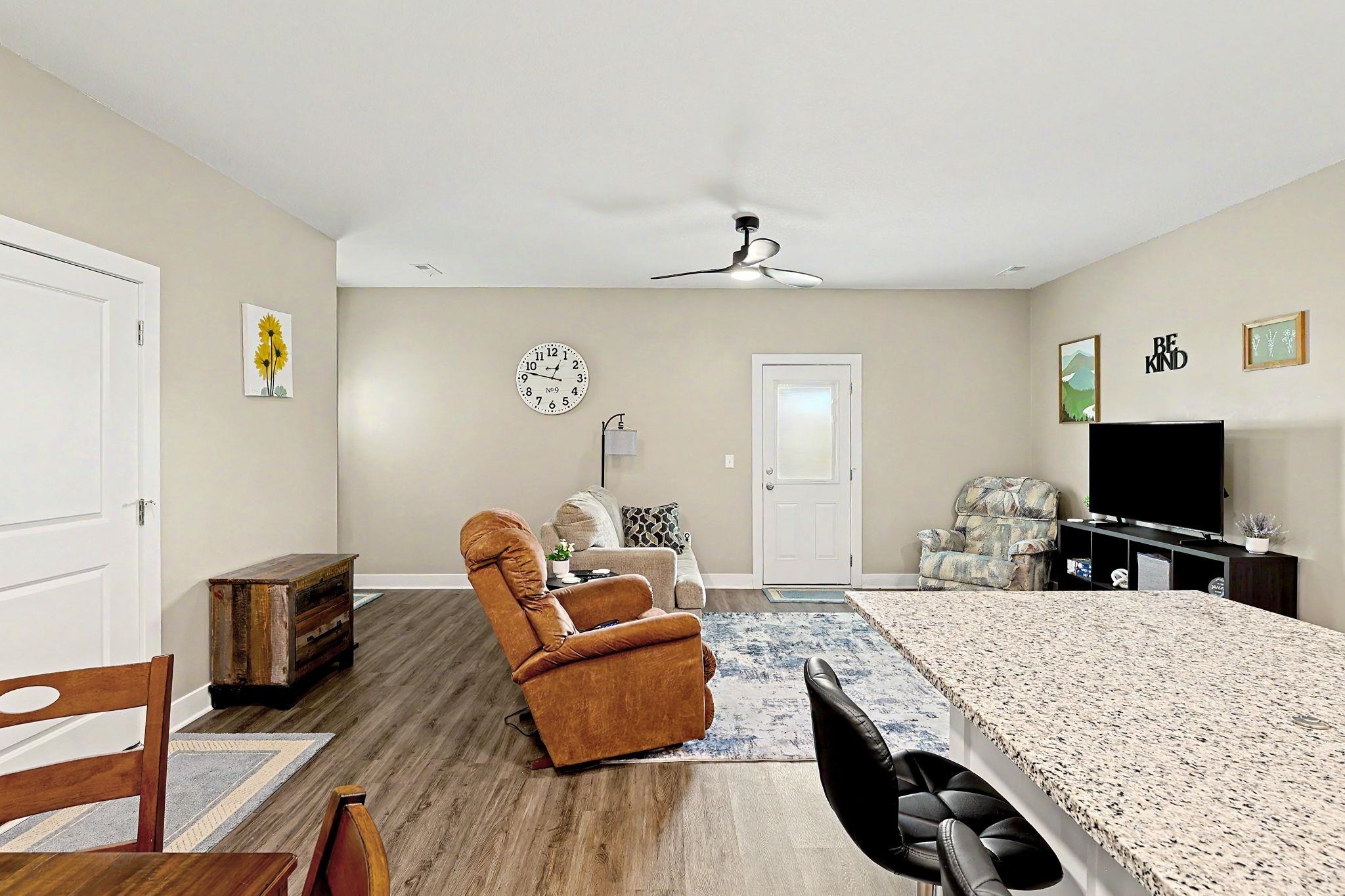 5227 N Cypress Property Photo 5