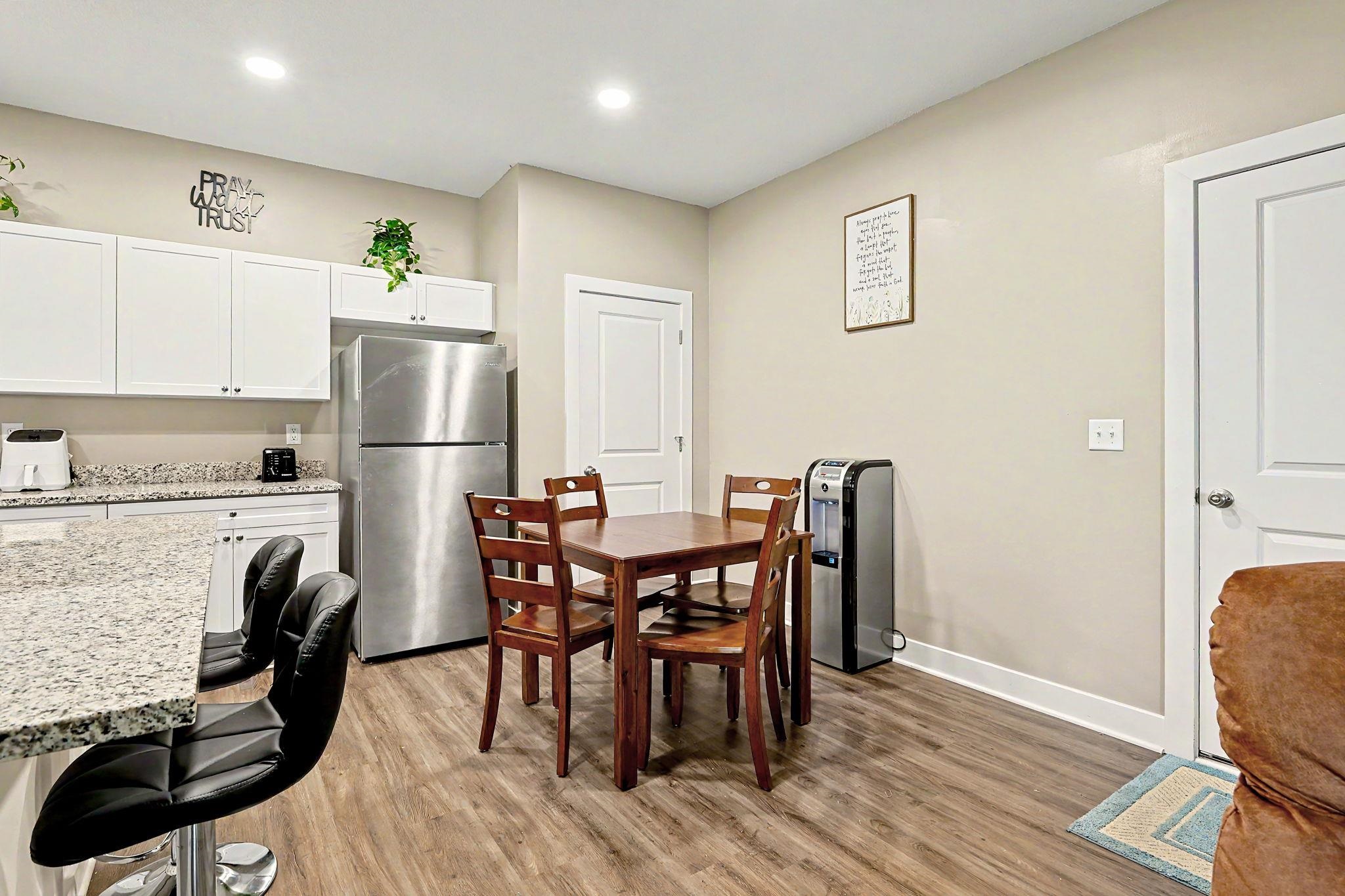 5227 N Cypress Property Photo 7