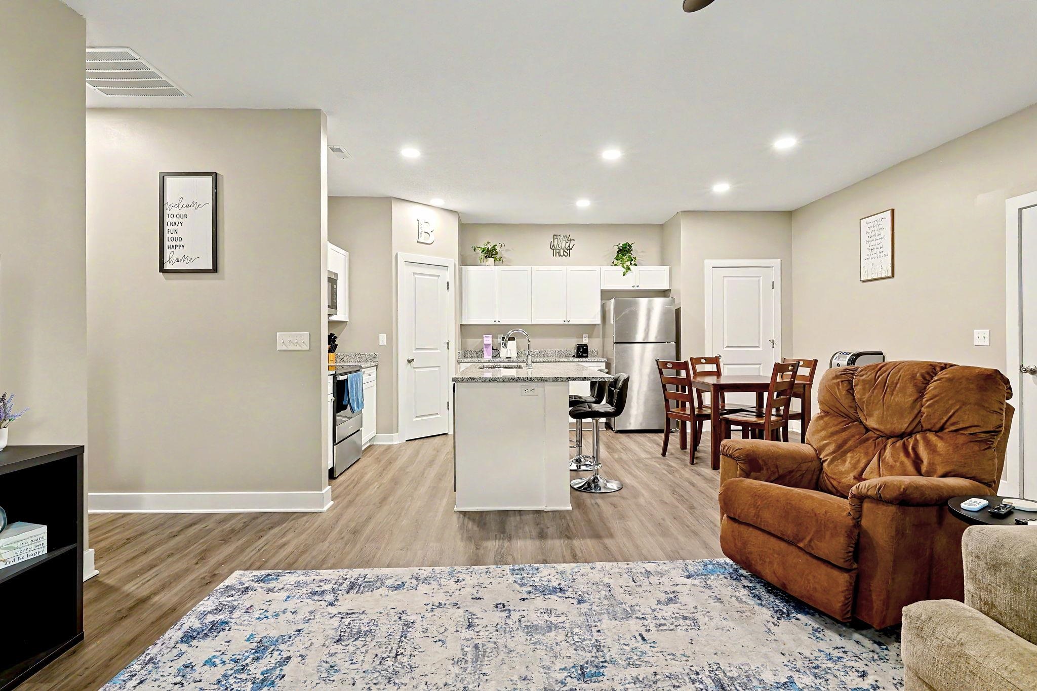 5227 N Cypress Property Photo 8