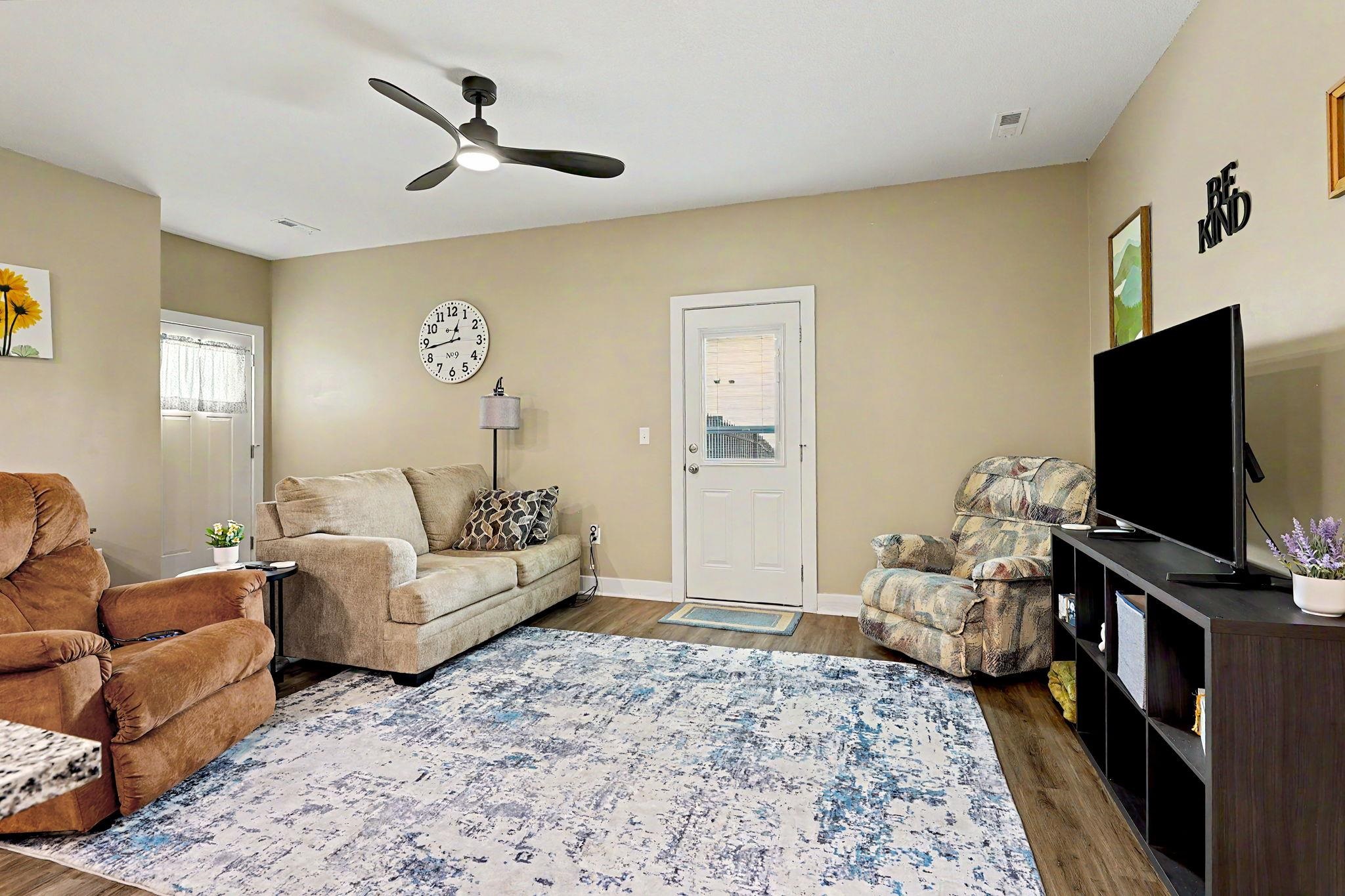 5227 N Cypress Property Photo 9
