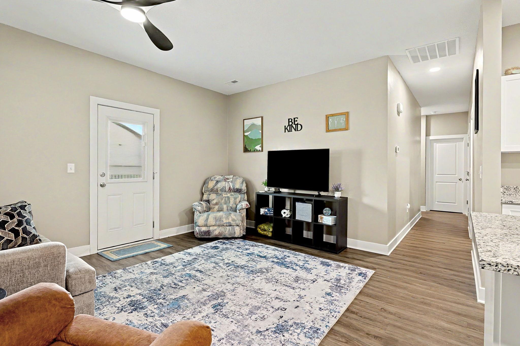 5227 N Cypress Property Photo 10