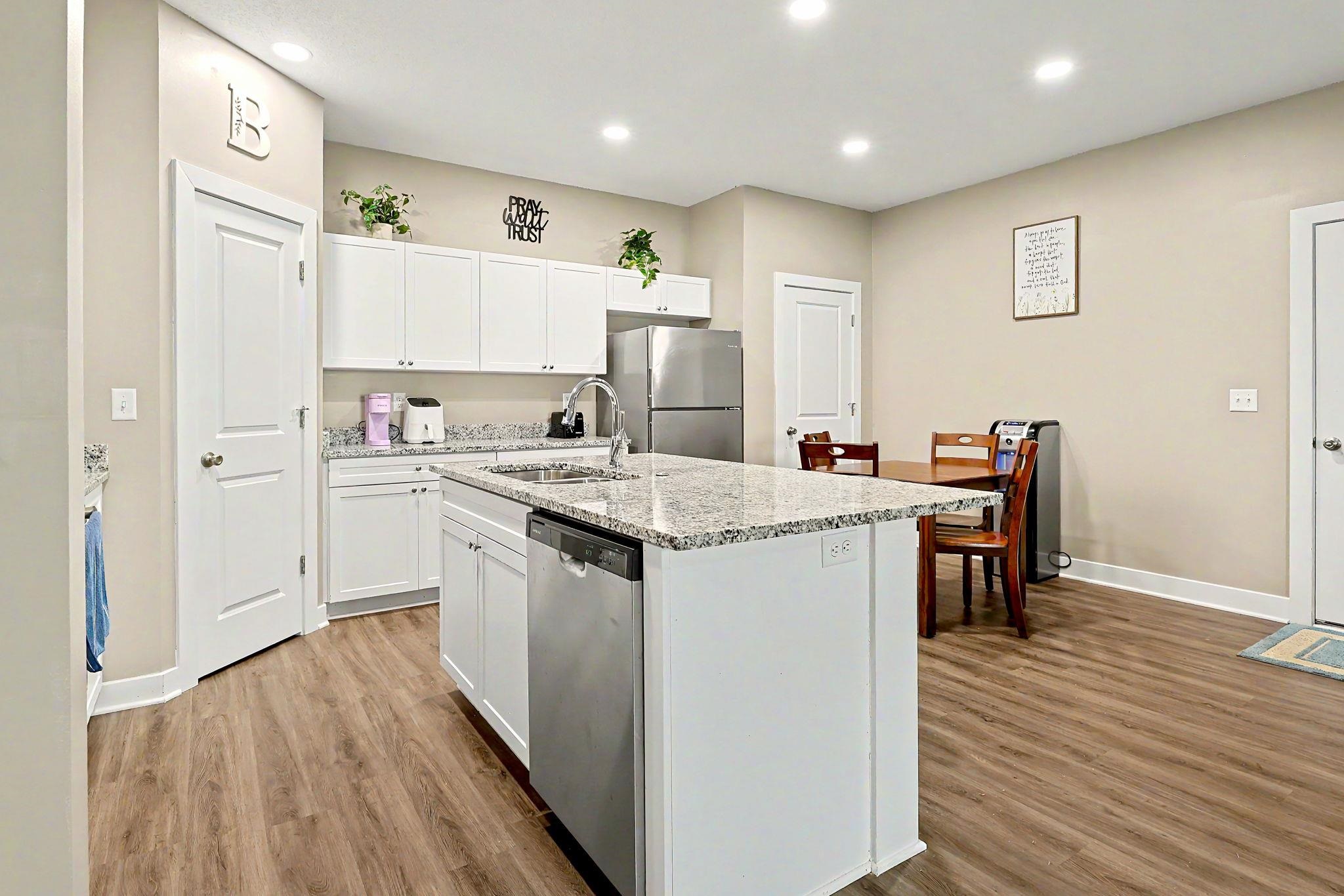 5227 N Cypress Property Photo 12