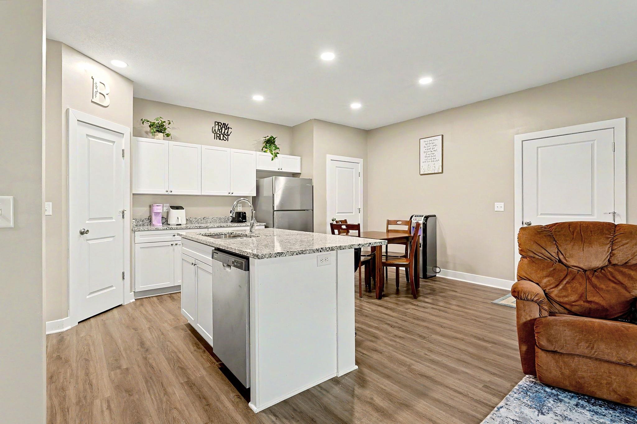 5227 N Cypress Property Photo 13