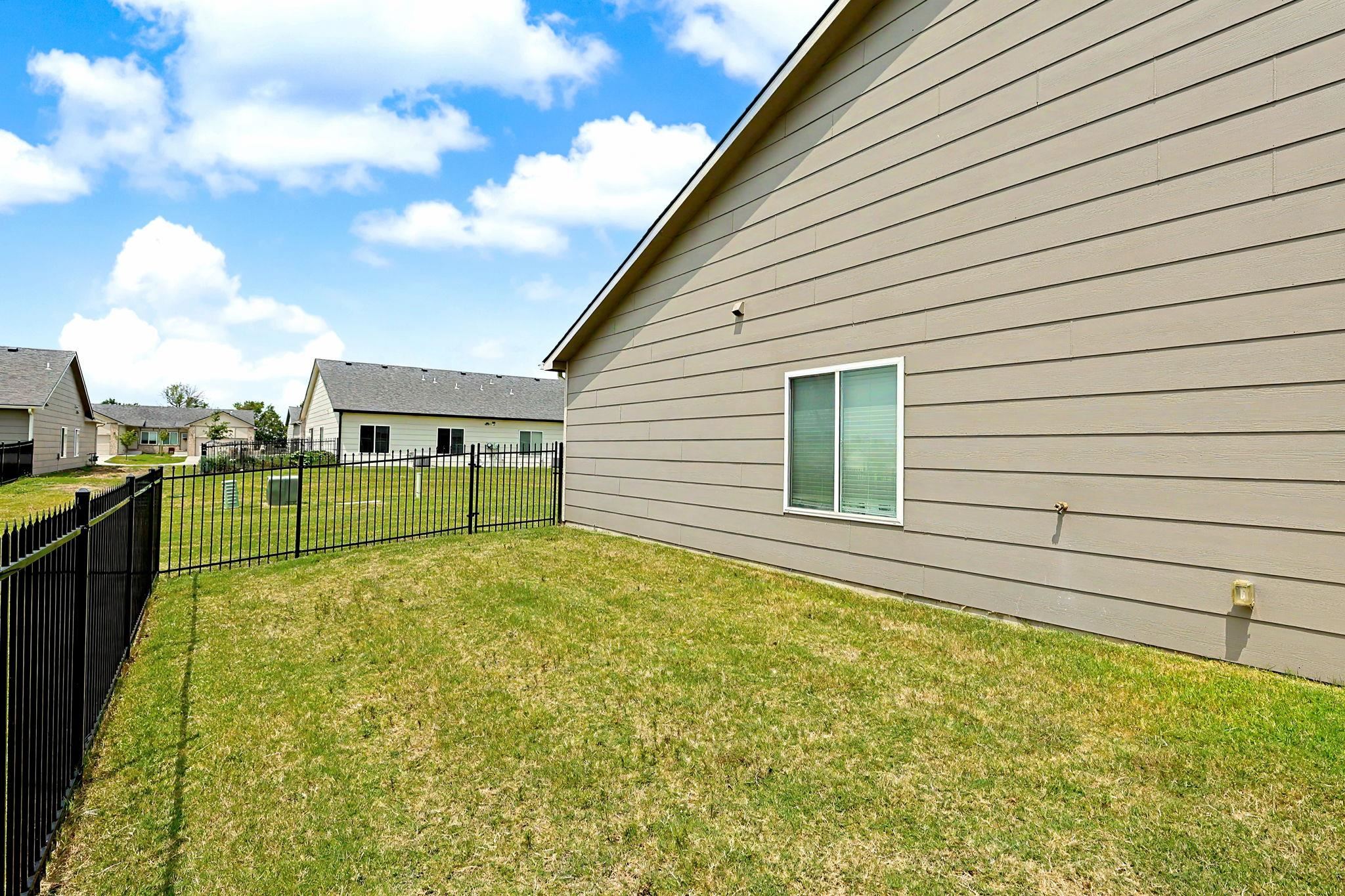 5227 N Cypress Property Photo 26