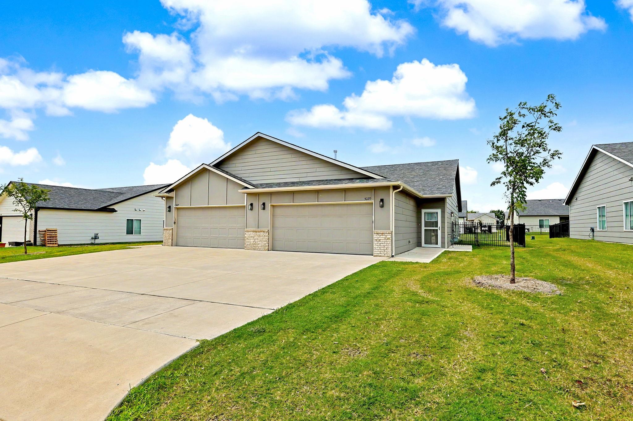5229 N Cypress Property Photo 2