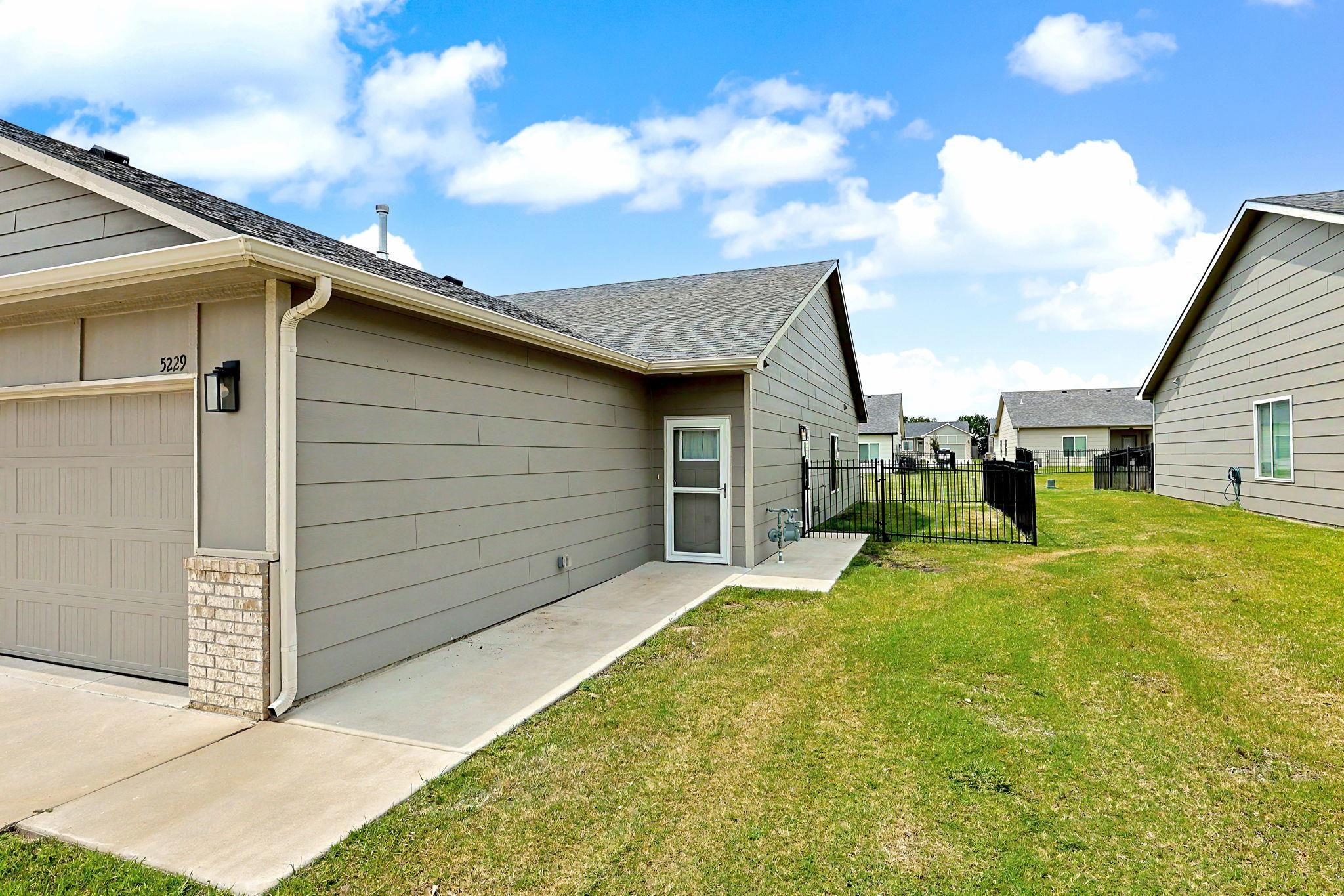 5229 N Cypress Property Photo 3