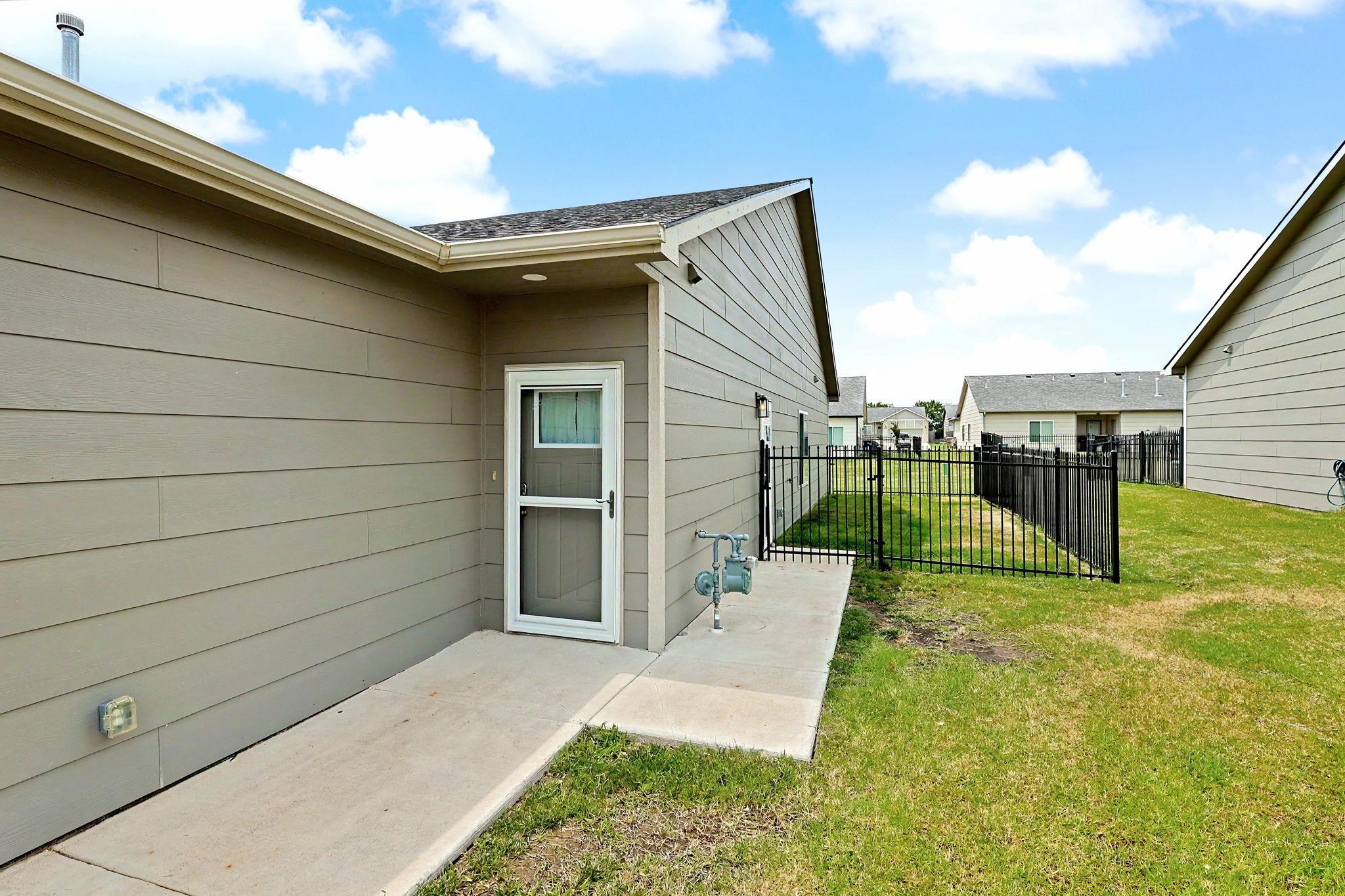 5229 N Cypress Property Photo 4