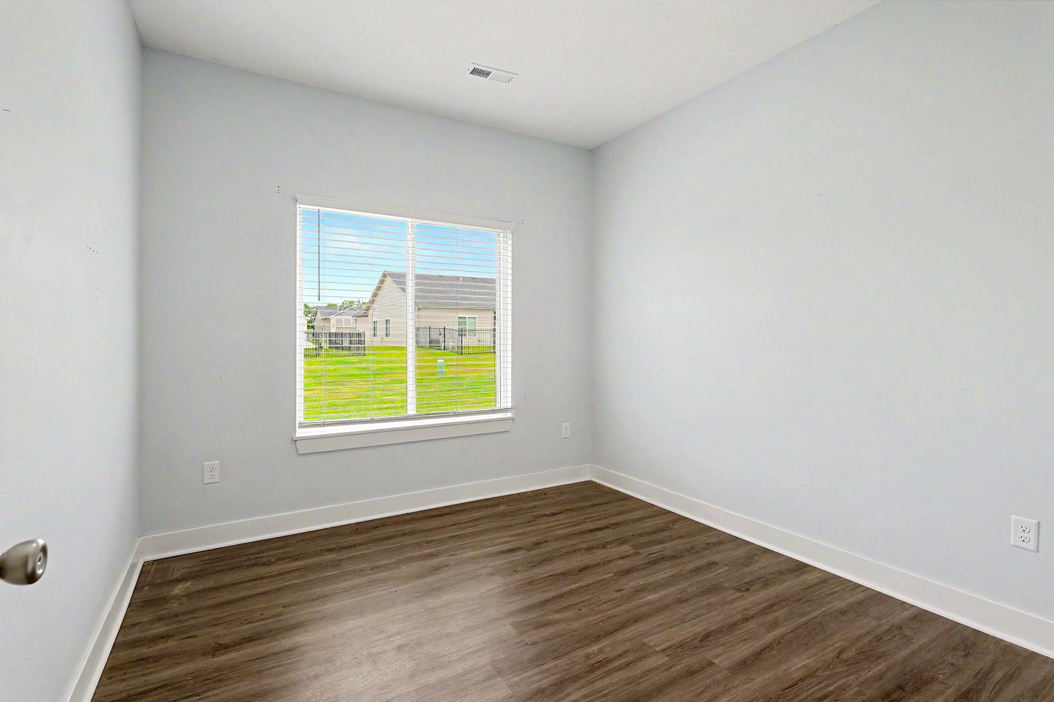 5229 N Cypress Property Photo 13