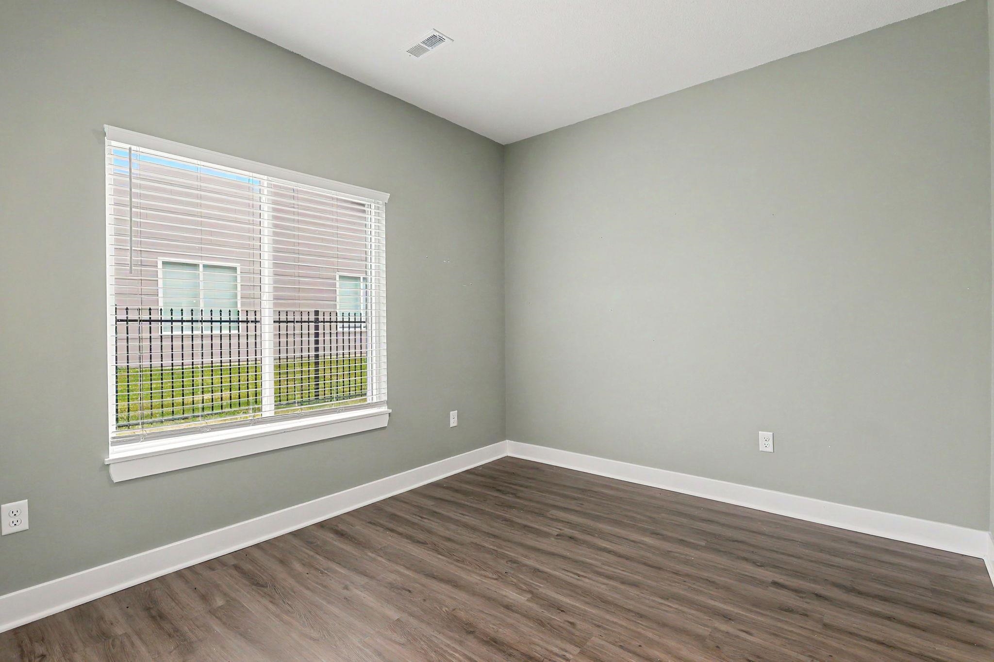 5229 N Cypress Property Photo 15