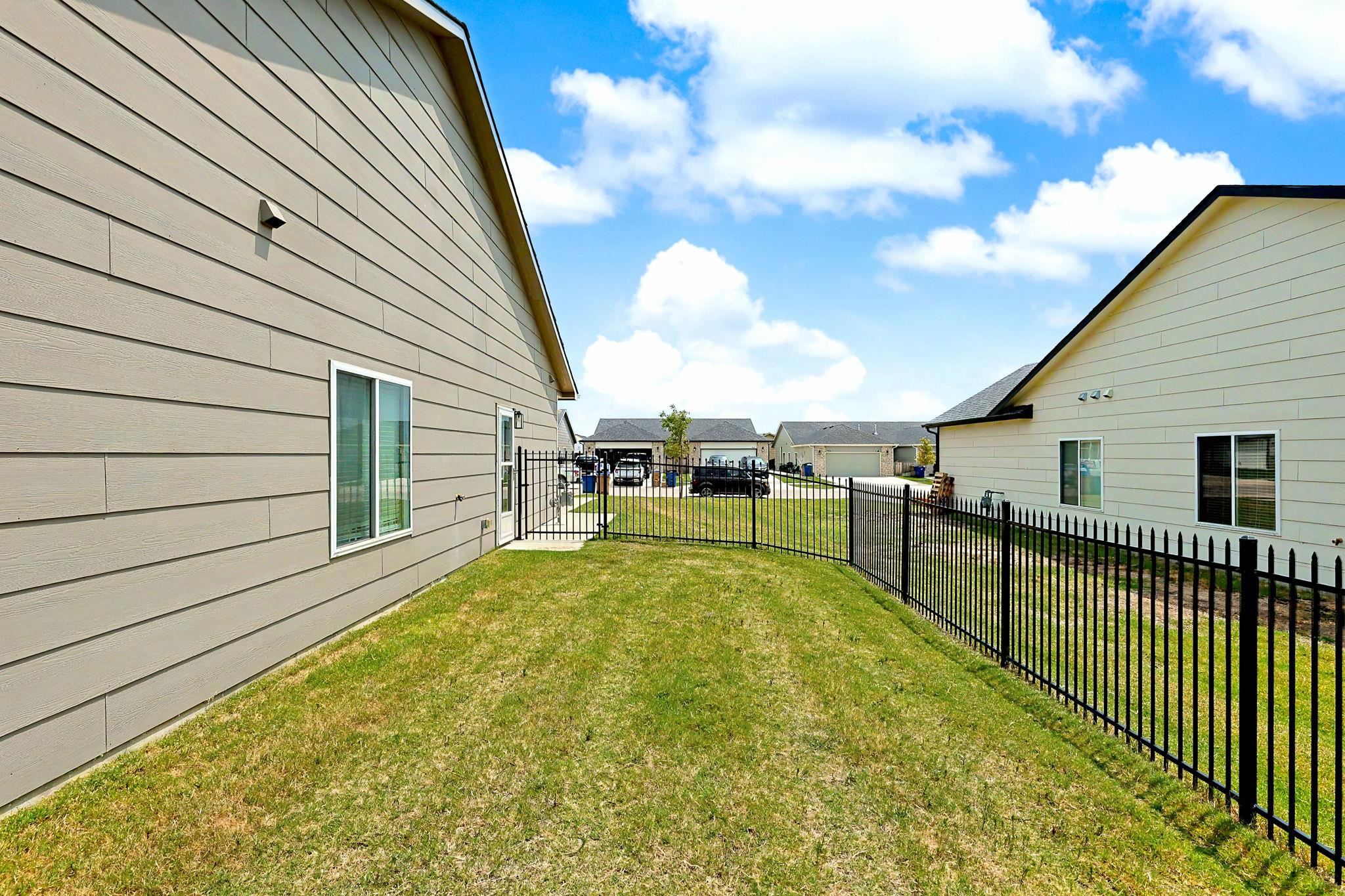 5229 N Cypress Property Photo 27