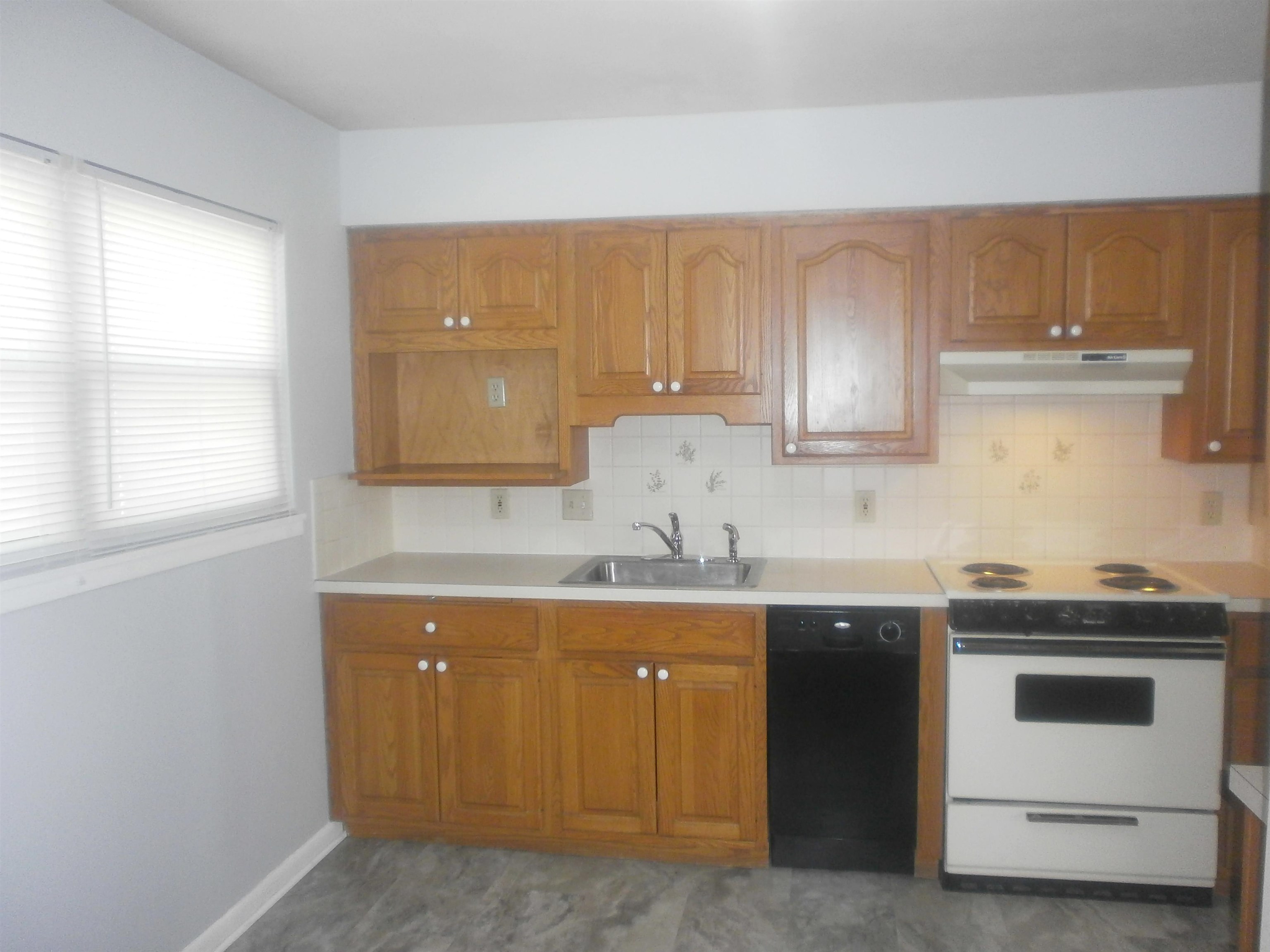 877 Vassar Dr Property Photo 5