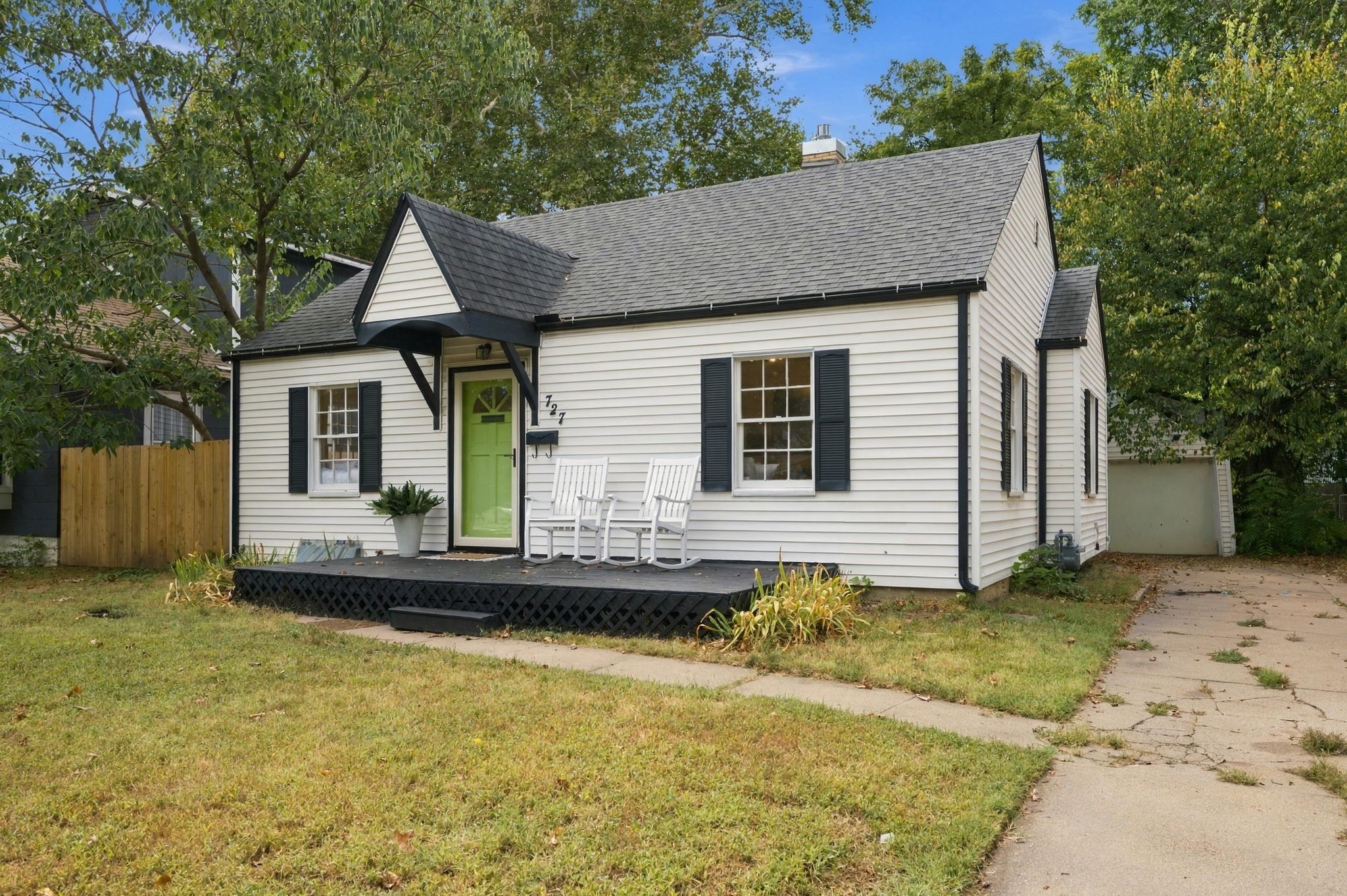 727 S Volutsia Ave Property Photo 2