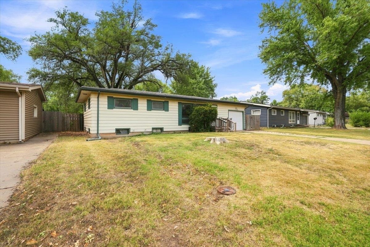 1415 N Prairie Ln. Property Photo 2