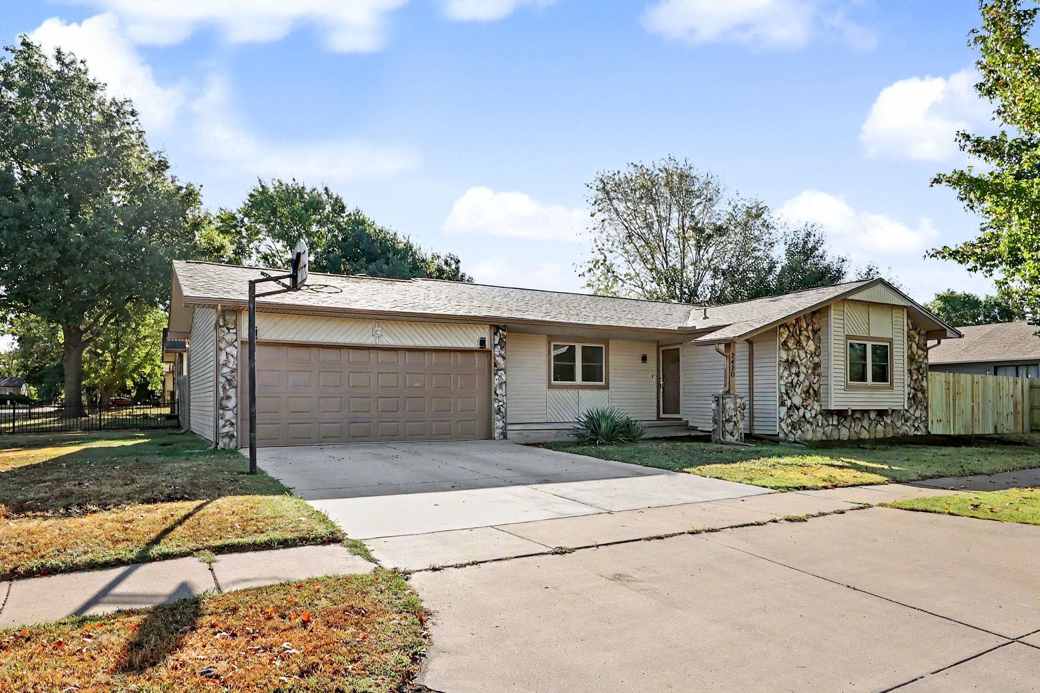 2420 N Edgemoor Property Photo 1