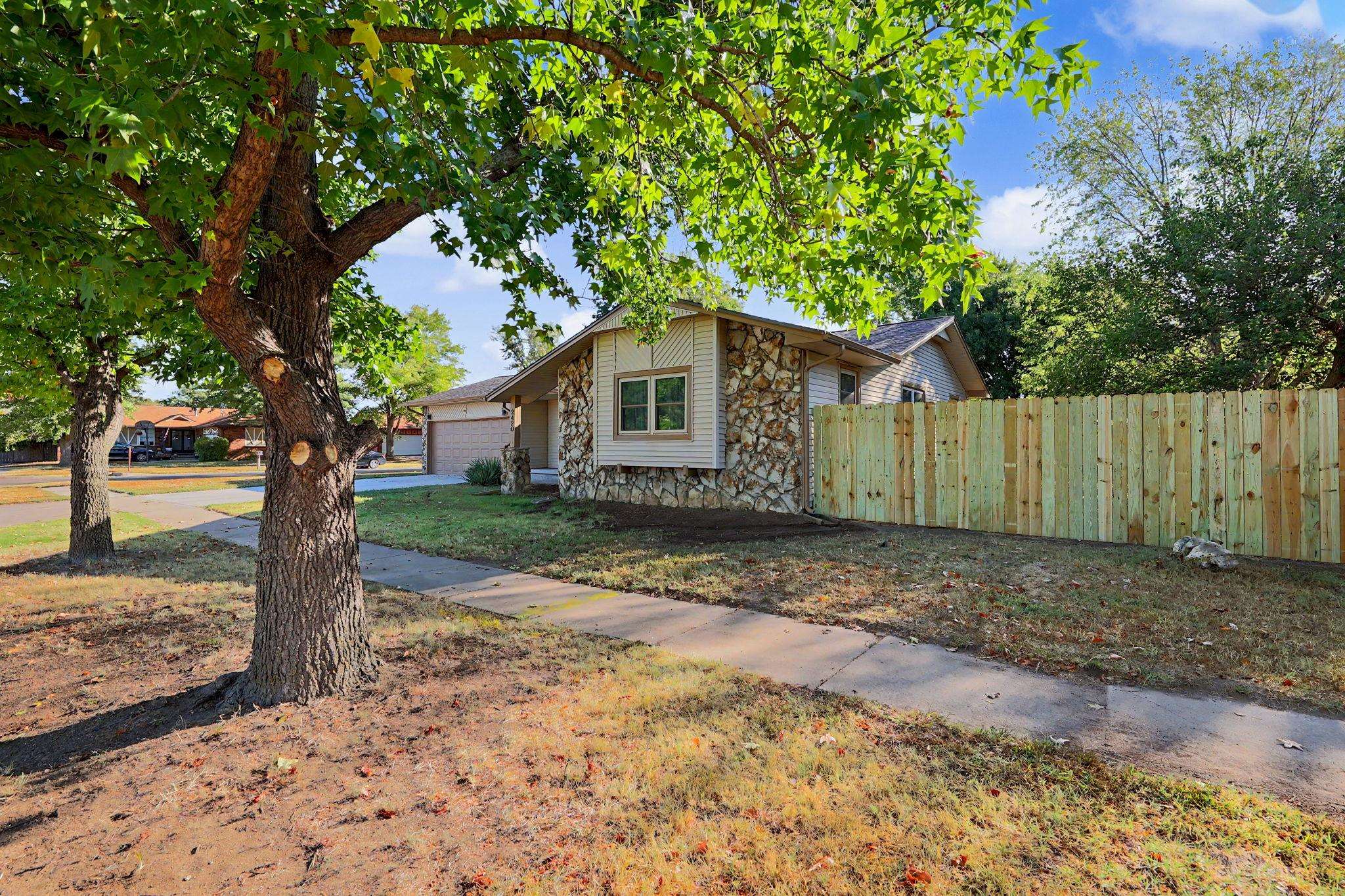 2420 N Edgemoor Property Photo 2