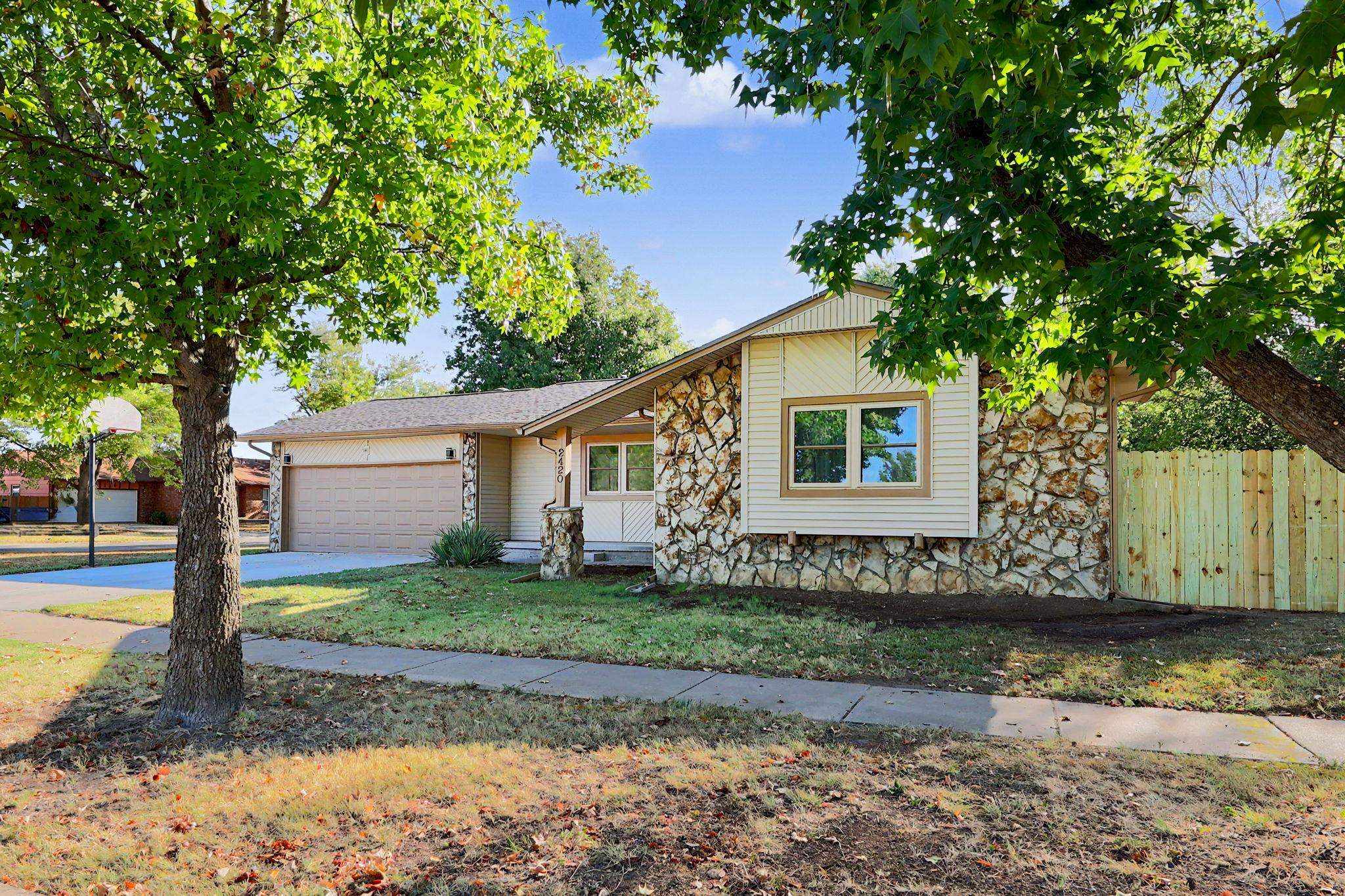 2420 N Edgemoor Property Photo 3