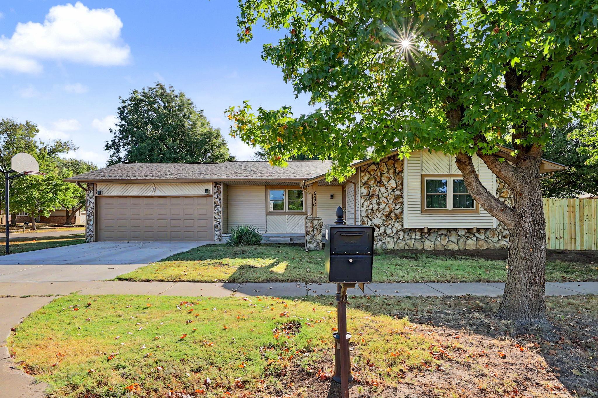 2420 N Edgemoor Property Photo 3
