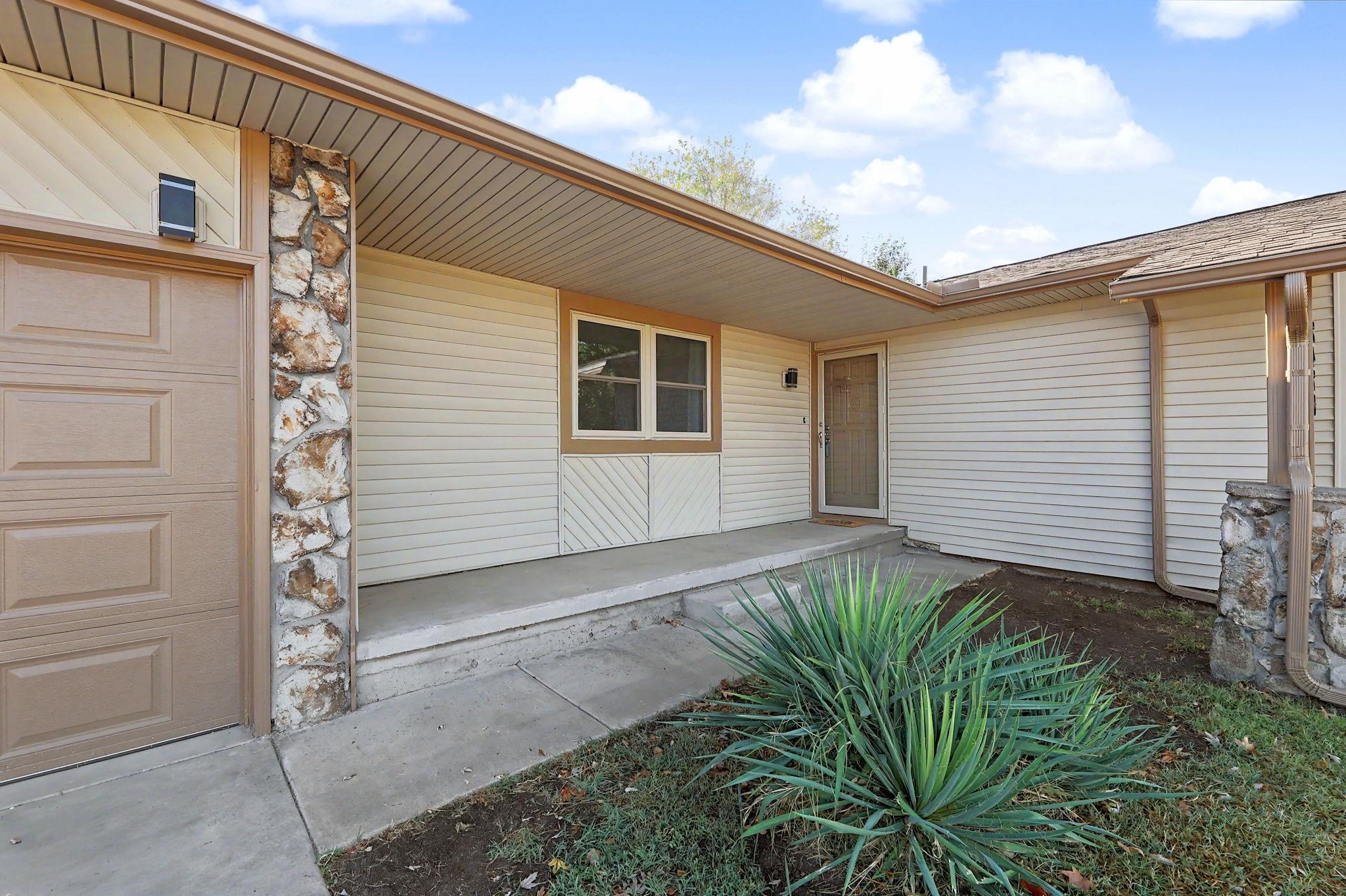 2420 N Edgemoor Property Photo 4