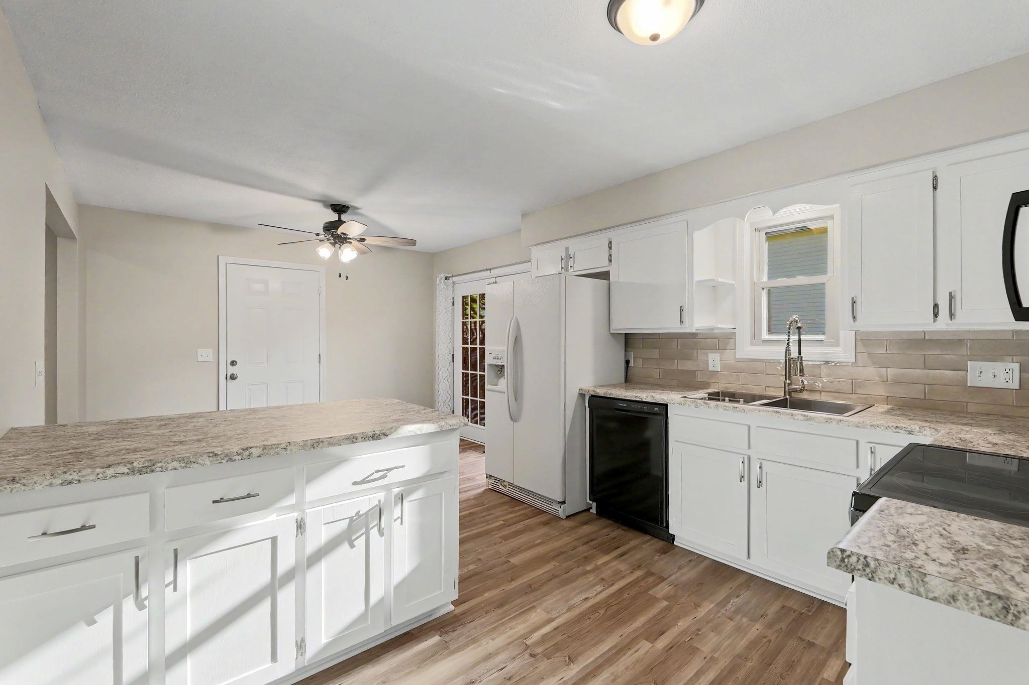 2420 N Edgemoor Property Photo 5