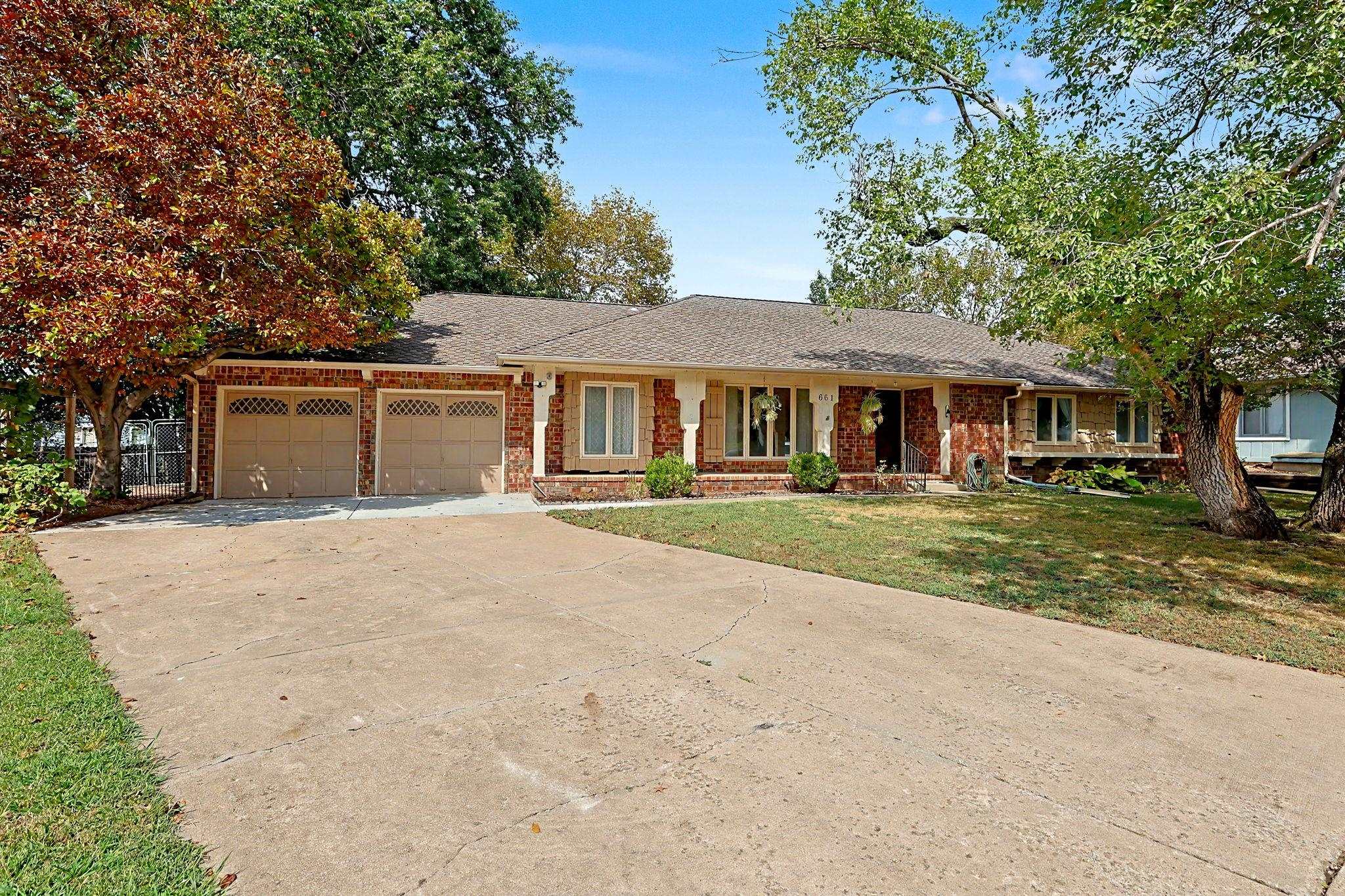 661 N Oak Ct Property Photo 1