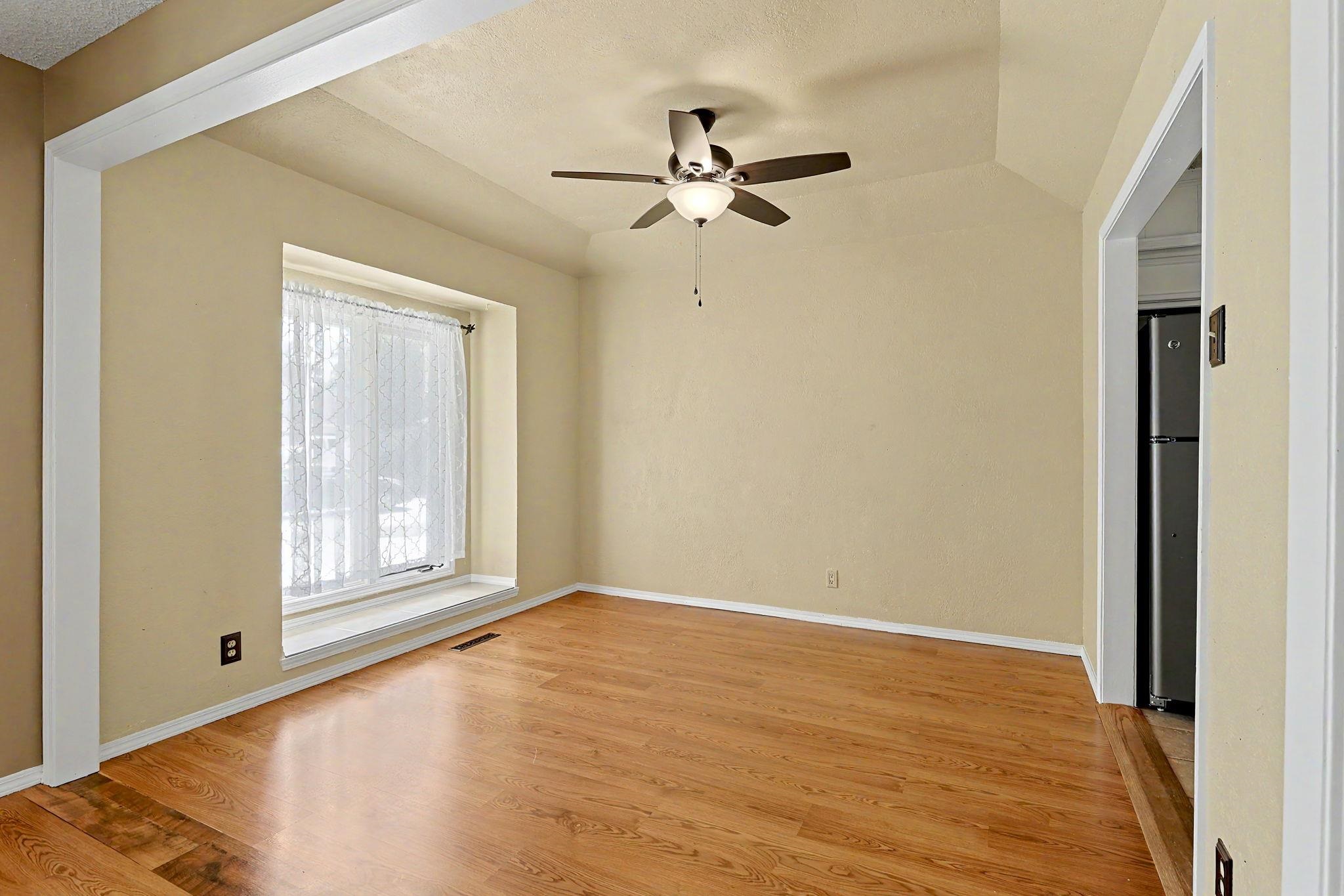 661 N Oak Ct Property Photo 3