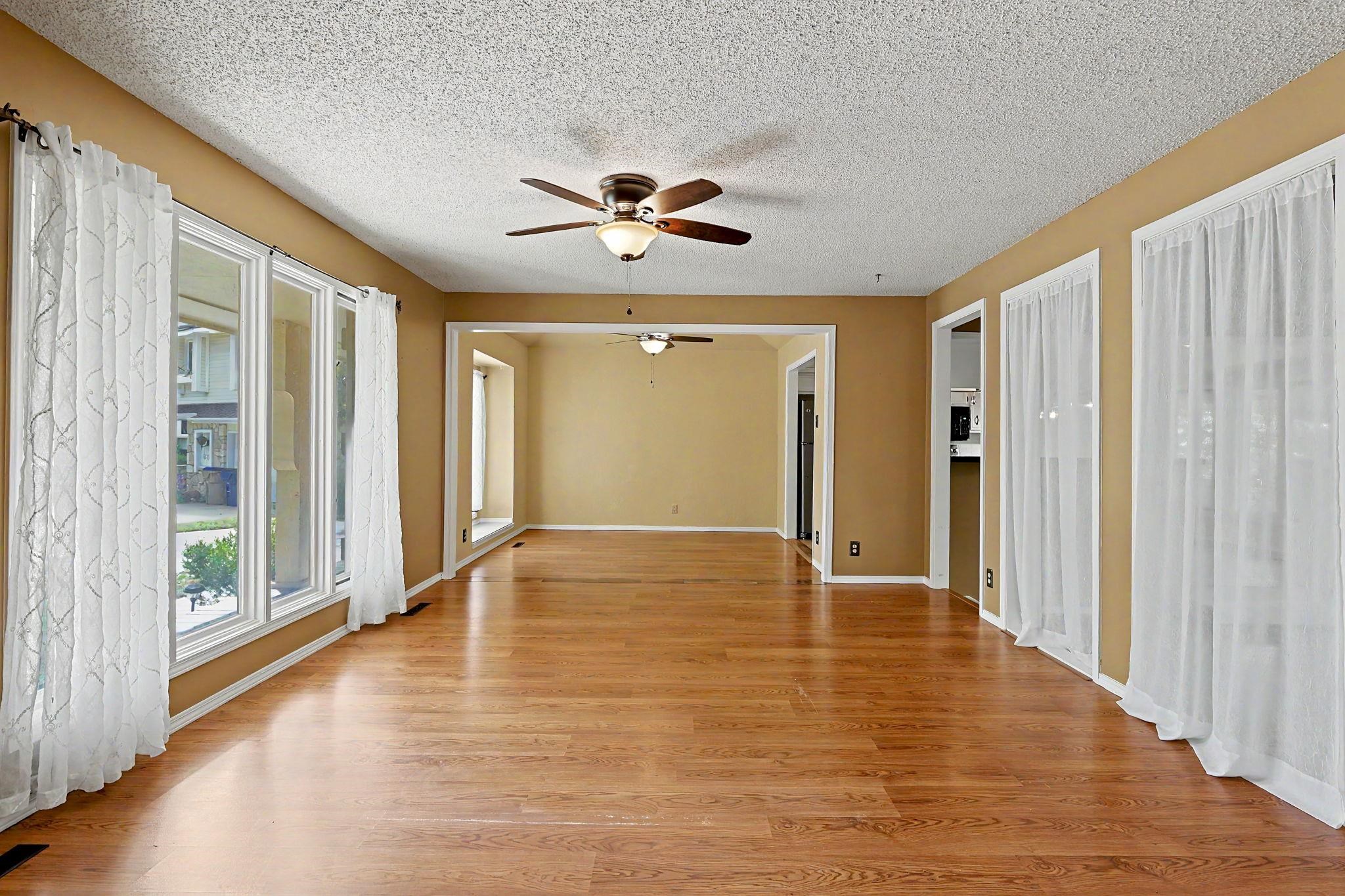 661 N Oak Ct Property Photo 4