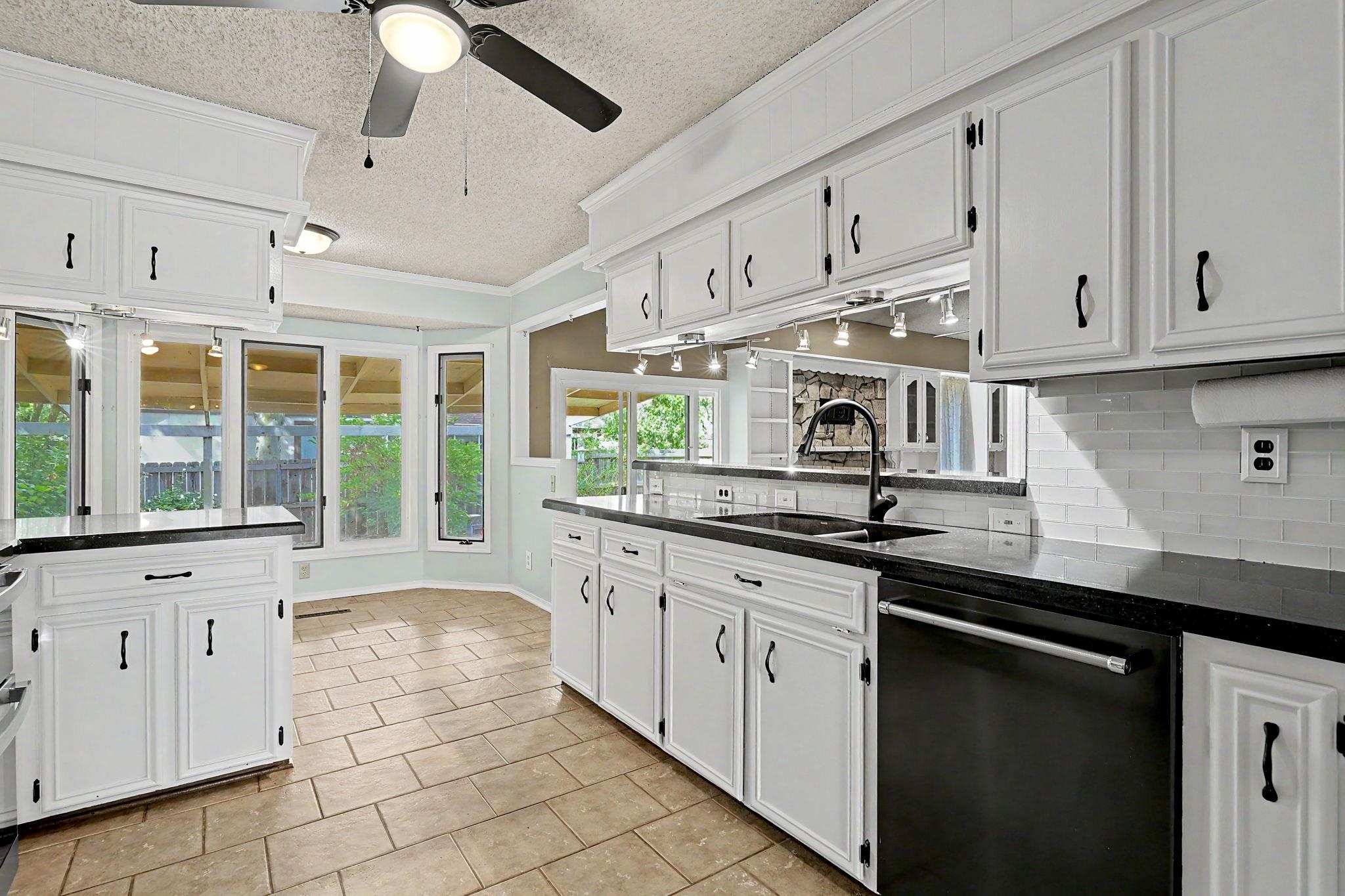 661 N Oak Ct Property Photo 6