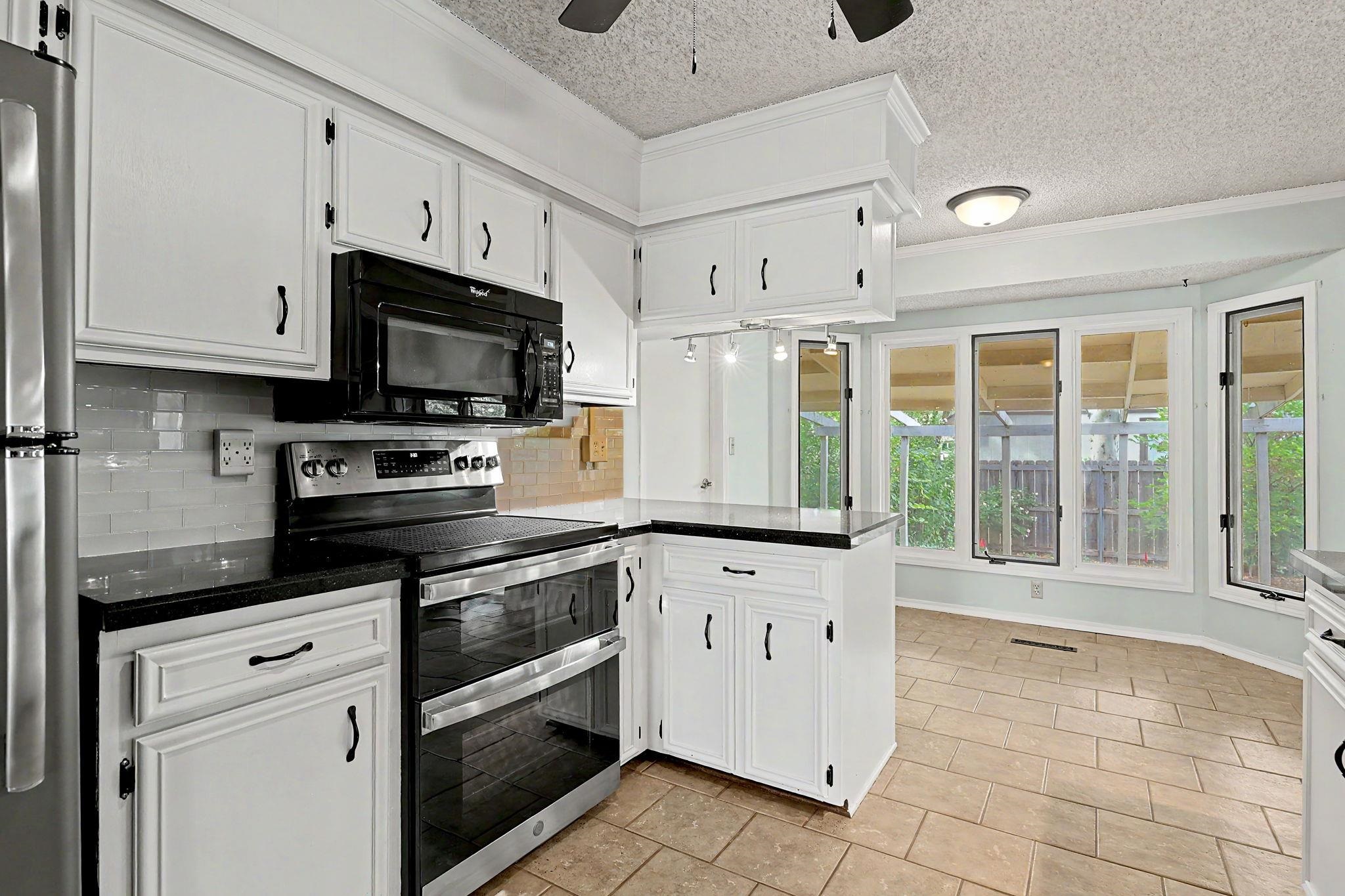 661 N Oak Ct Property Photo 7