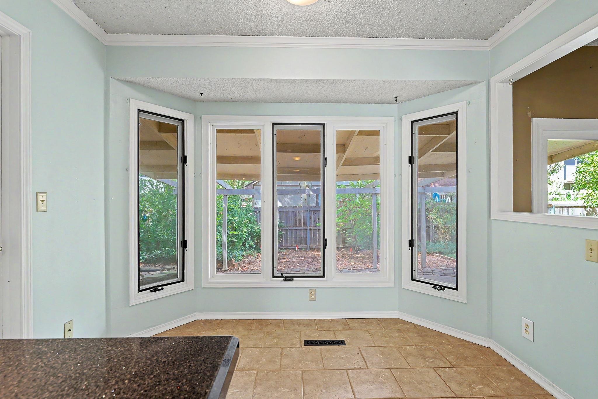 661 N Oak Ct Property Photo 8