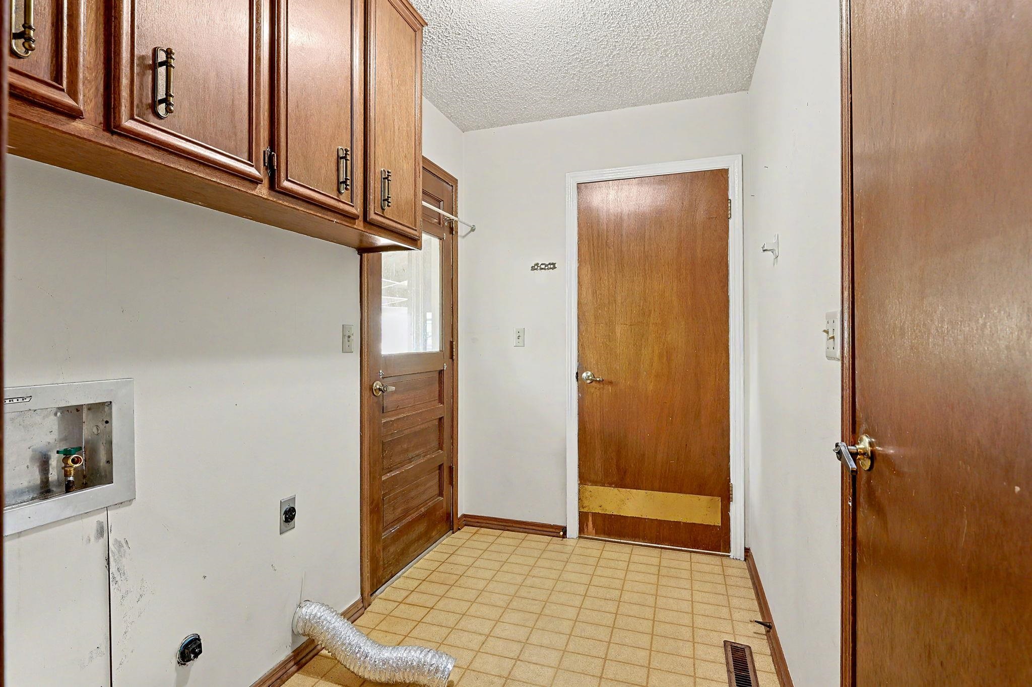 661 N Oak Ct Property Photo 12