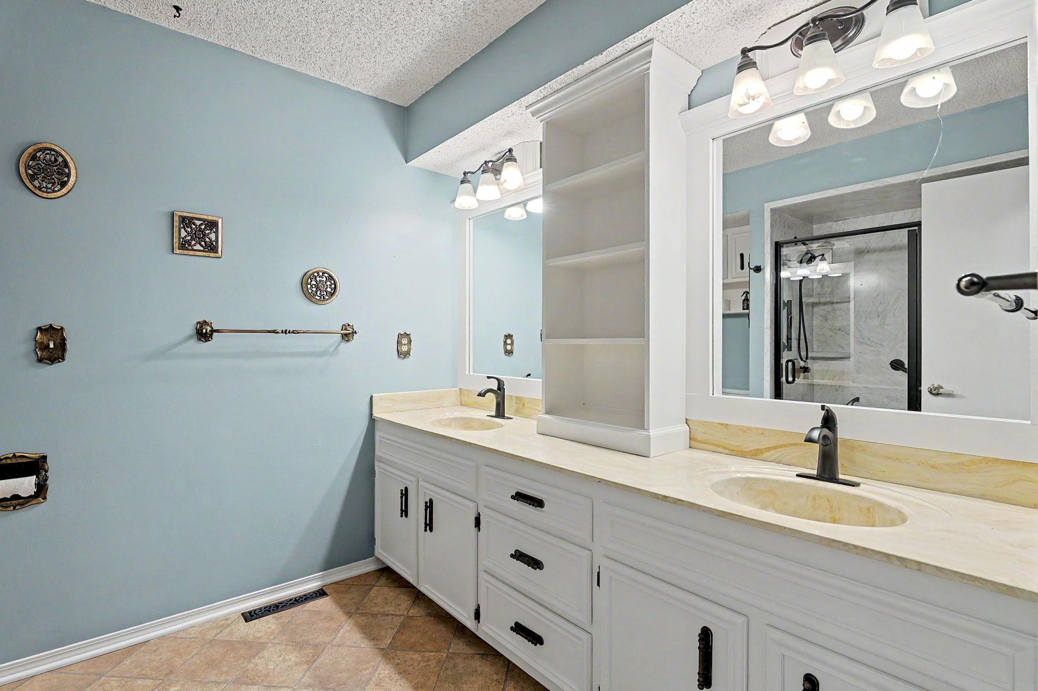 661 N Oak Ct Property Photo 20