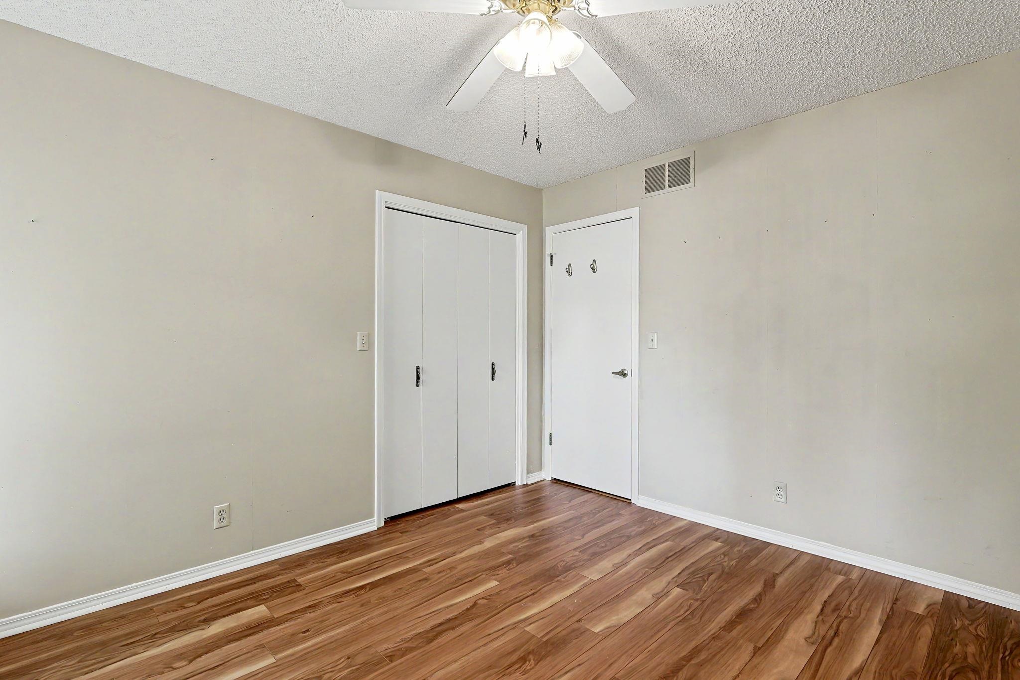 661 N Oak Ct Property Photo 23