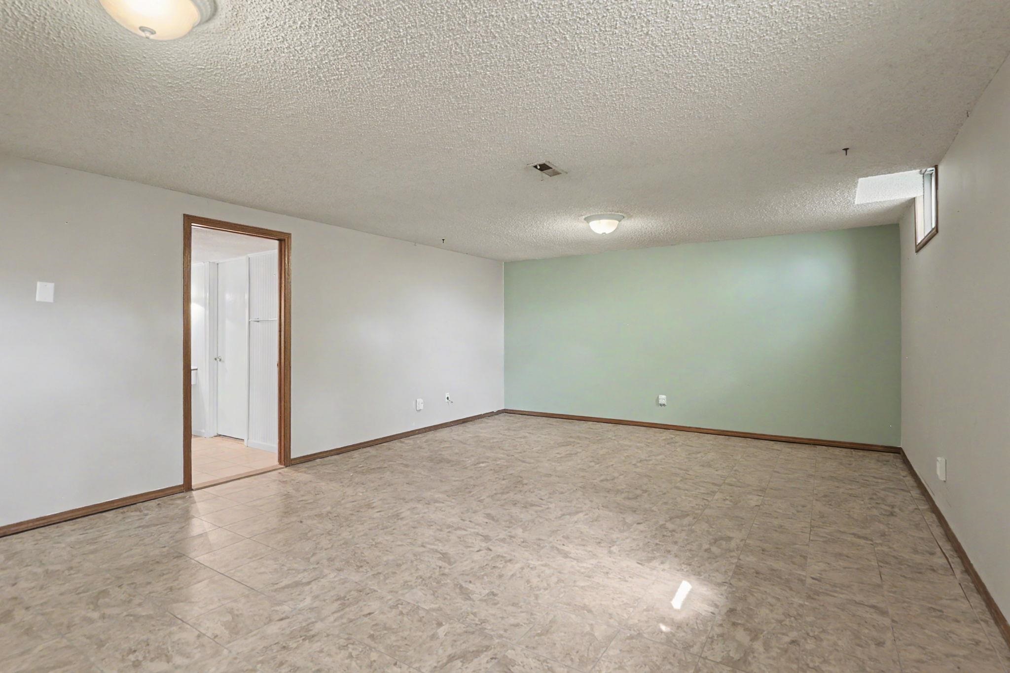 661 N Oak Ct Property Photo 24