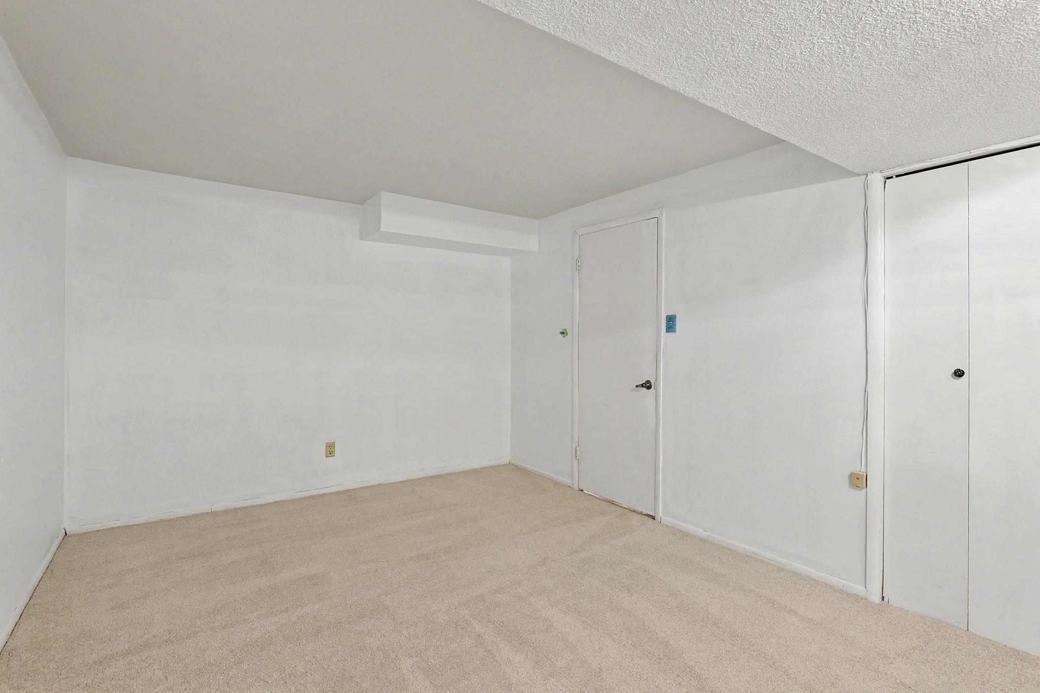 661 N Oak Ct Property Photo 29