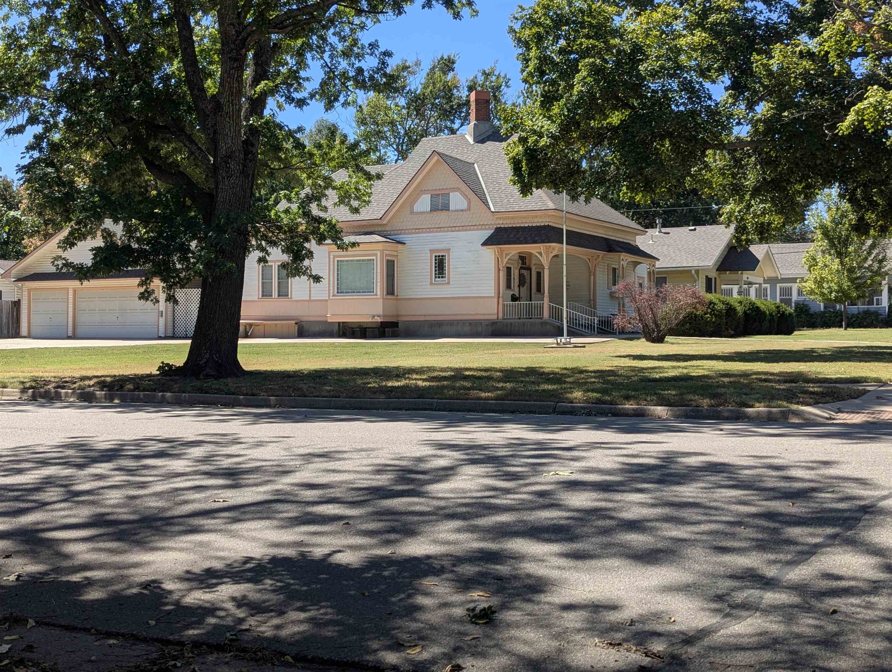 1011 W Pine Ave Property Photo 2