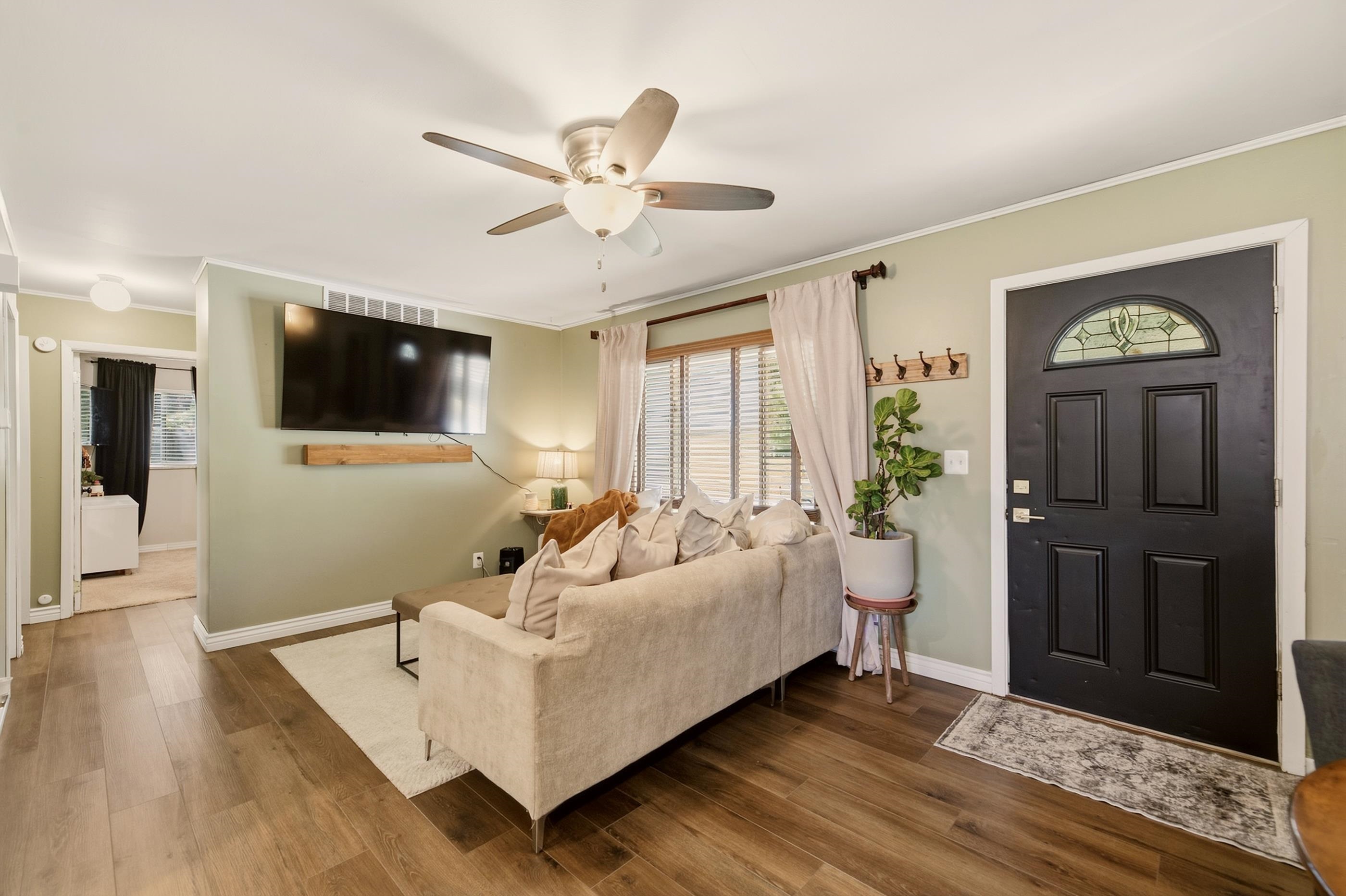 1306 N Scouller Property Photo 3