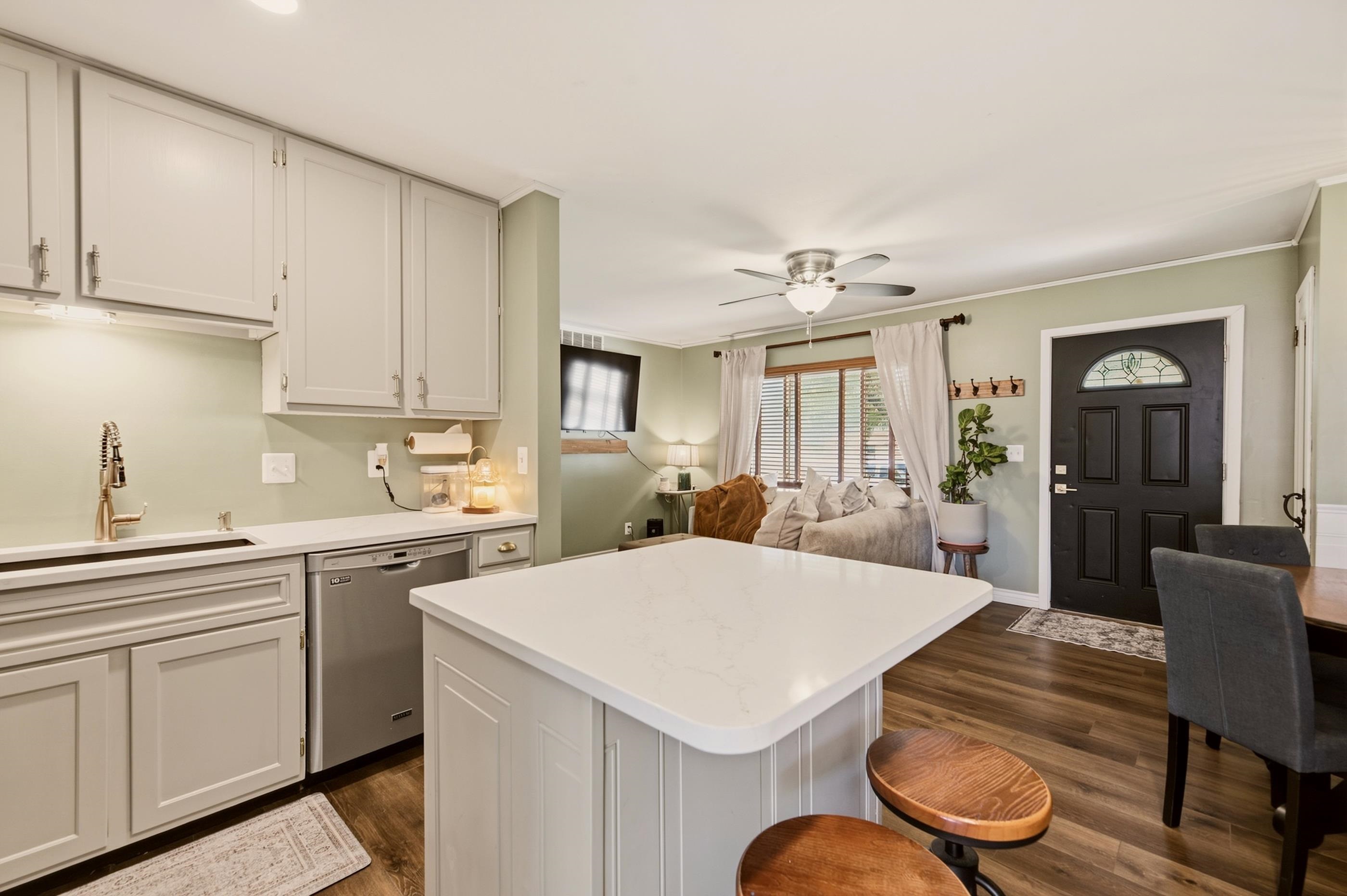 1306 N Scouller Property Photo 9