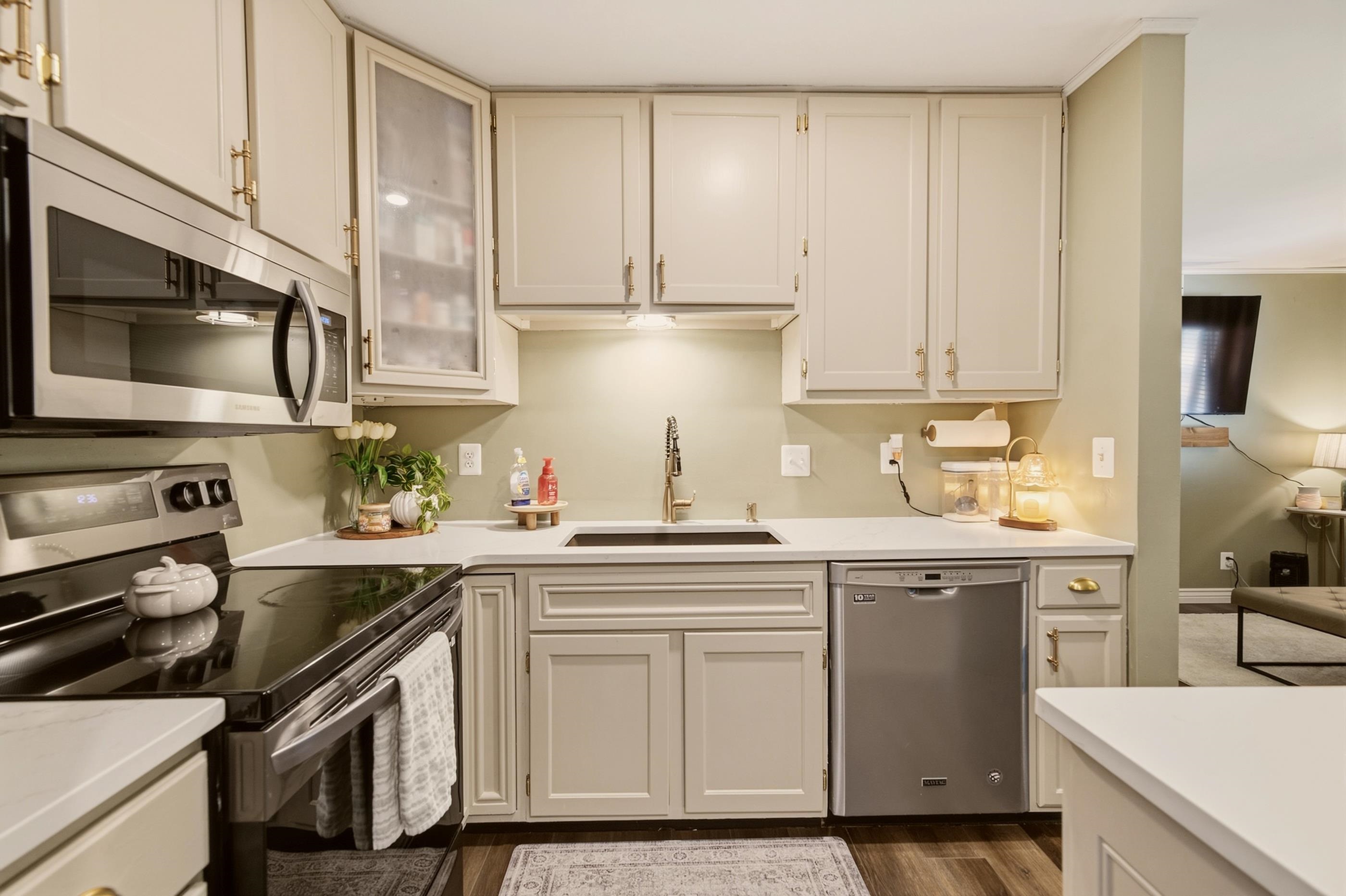 1306 N Scouller Property Photo 10
