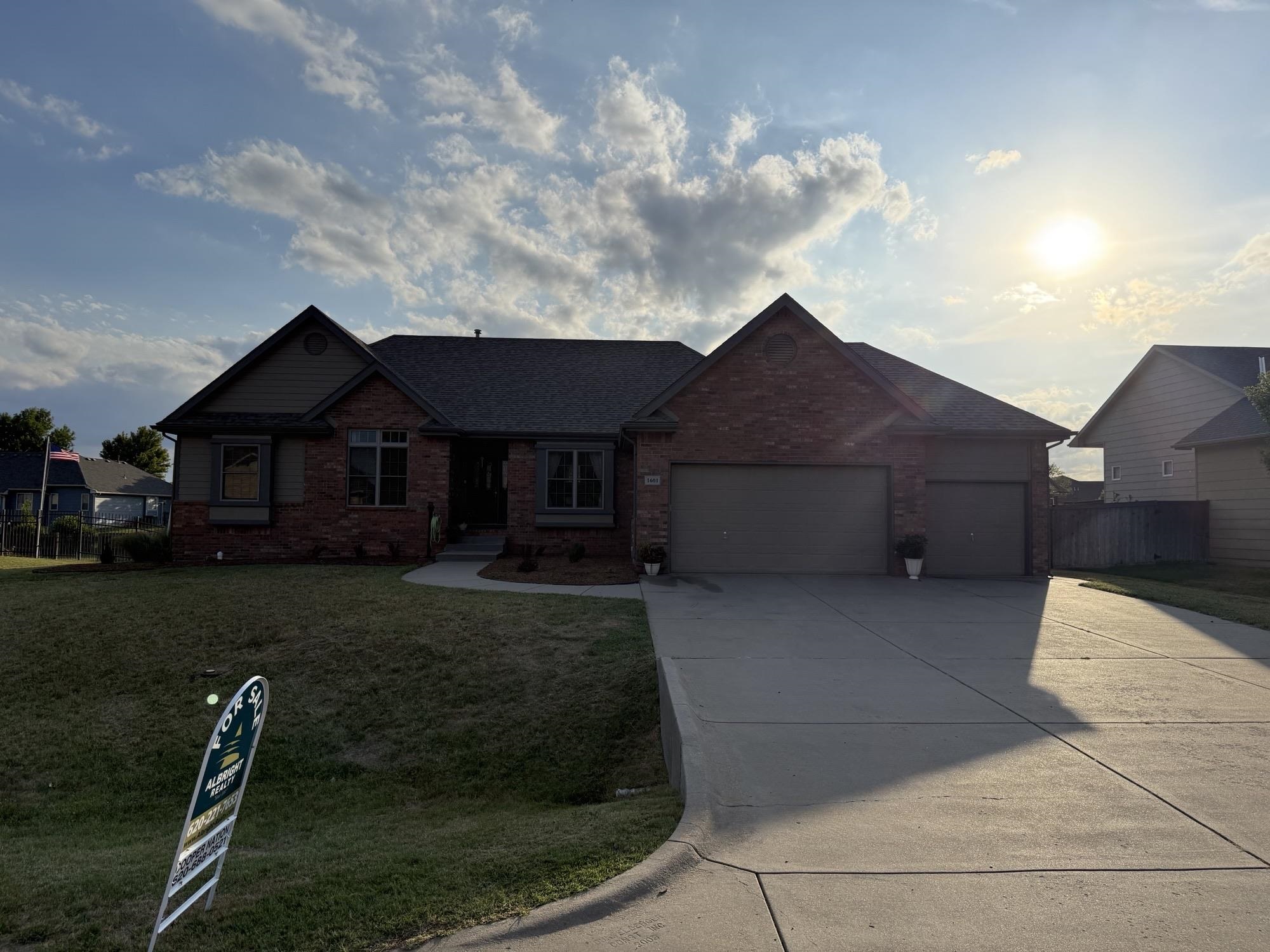 1601 E Fallbrook Property Photo 1