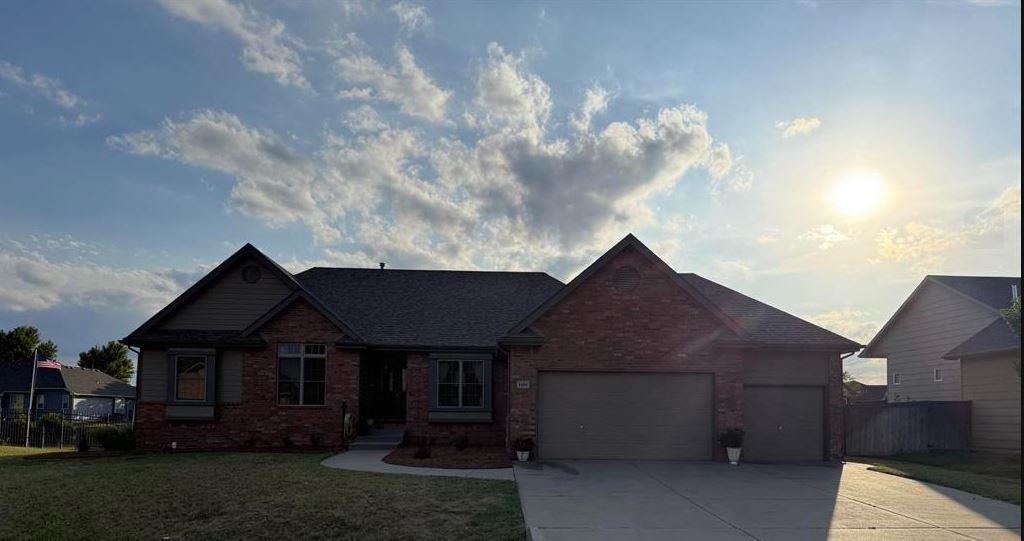 1601 E Fallbrook Property Photo 1