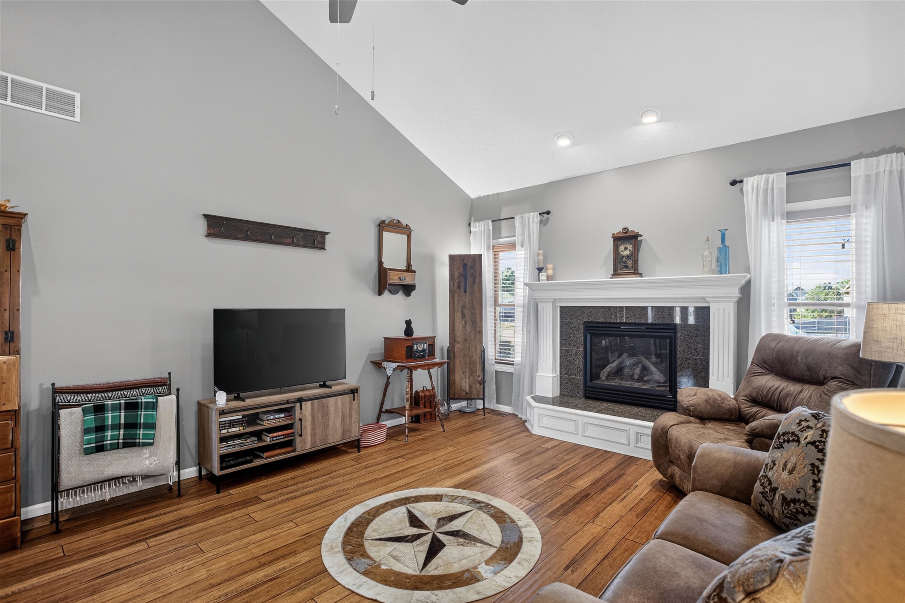 1601 E Fallbrook Property Photo 4