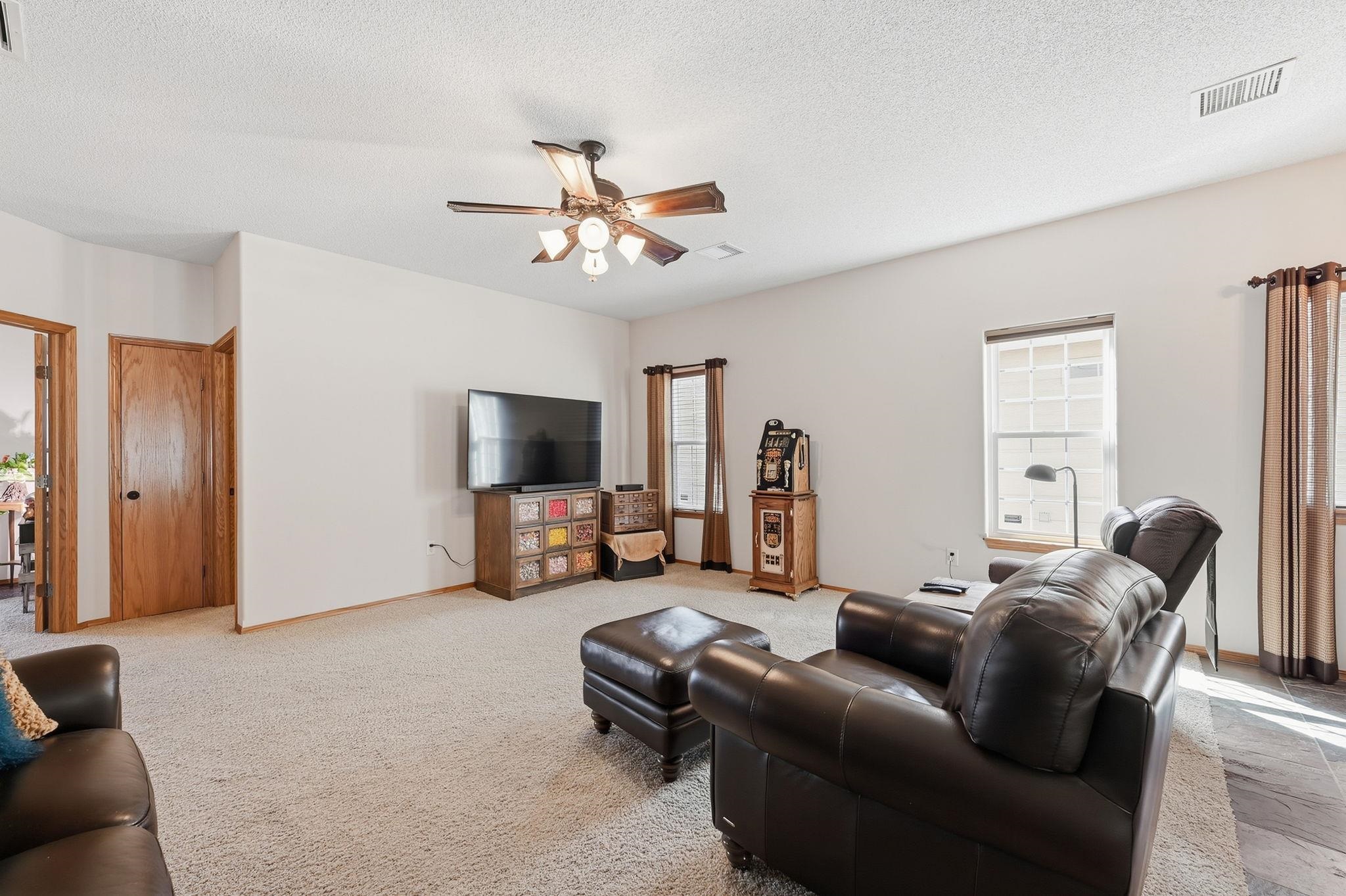 318 S Nineiron Property Photo 5