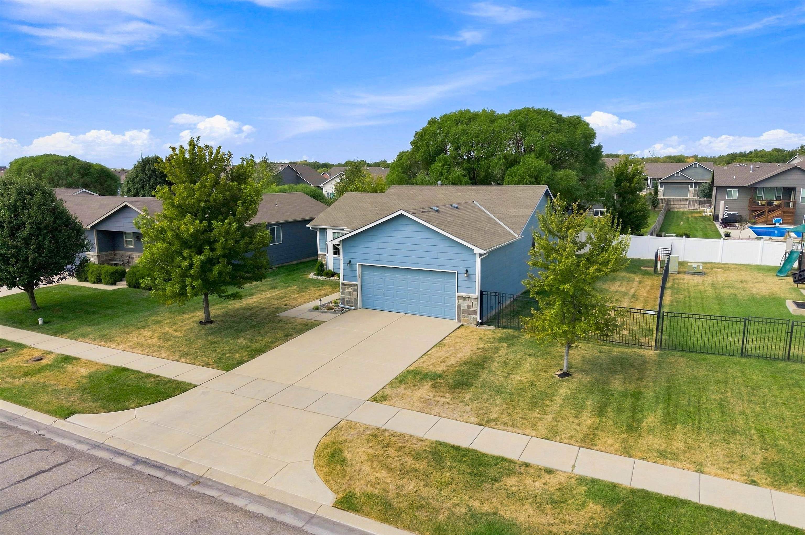 1535 N Kentucky Ln Property Photo 2