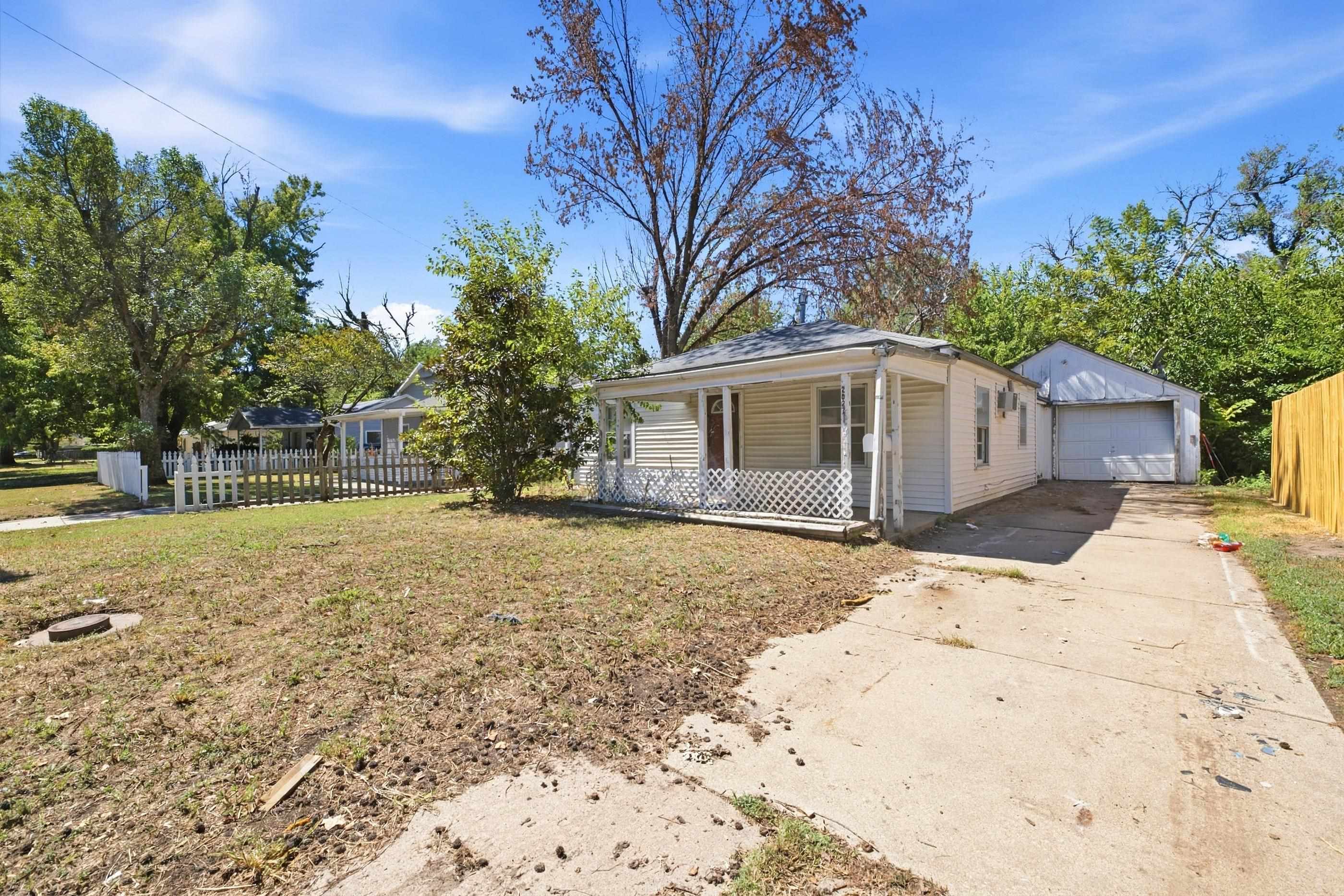 2027 S Madison Ave Property Photo 3