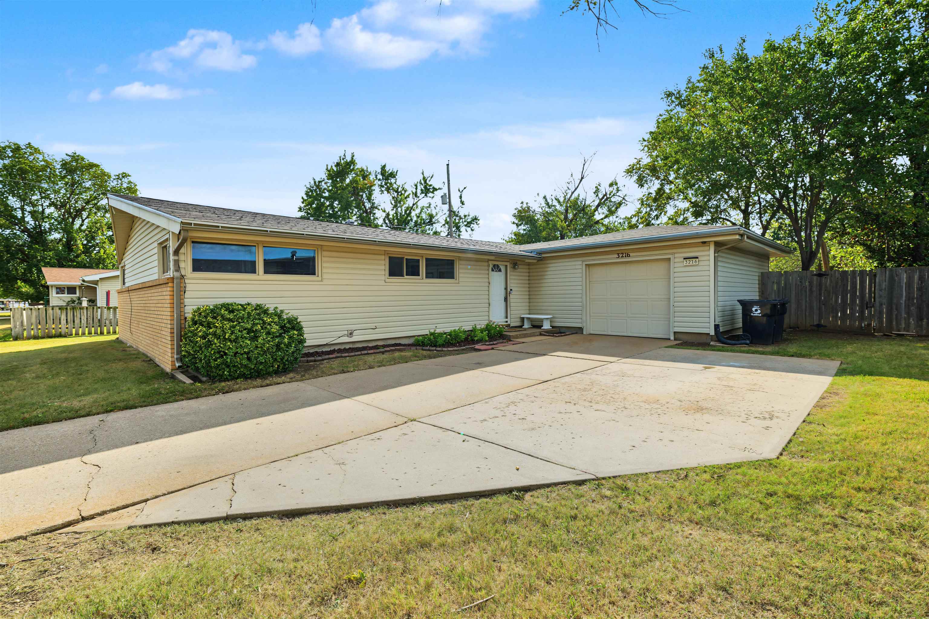 3216 Canterbury Dr Property Photo 1