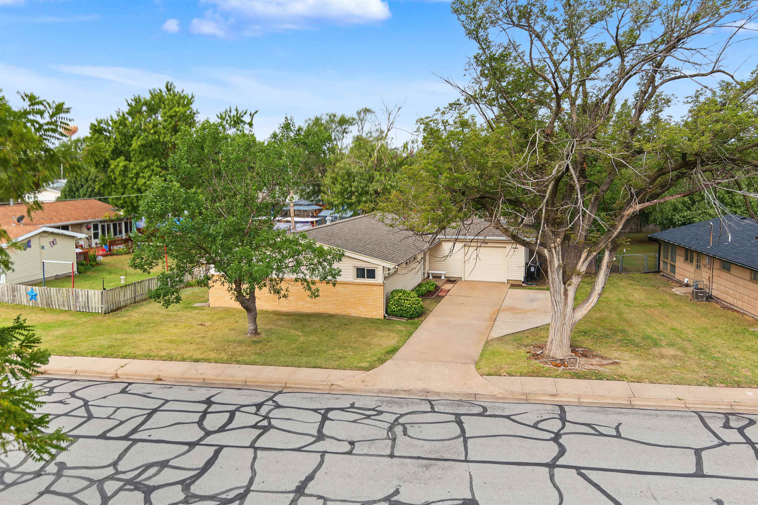 3216 Canterbury Dr Property Photo 1