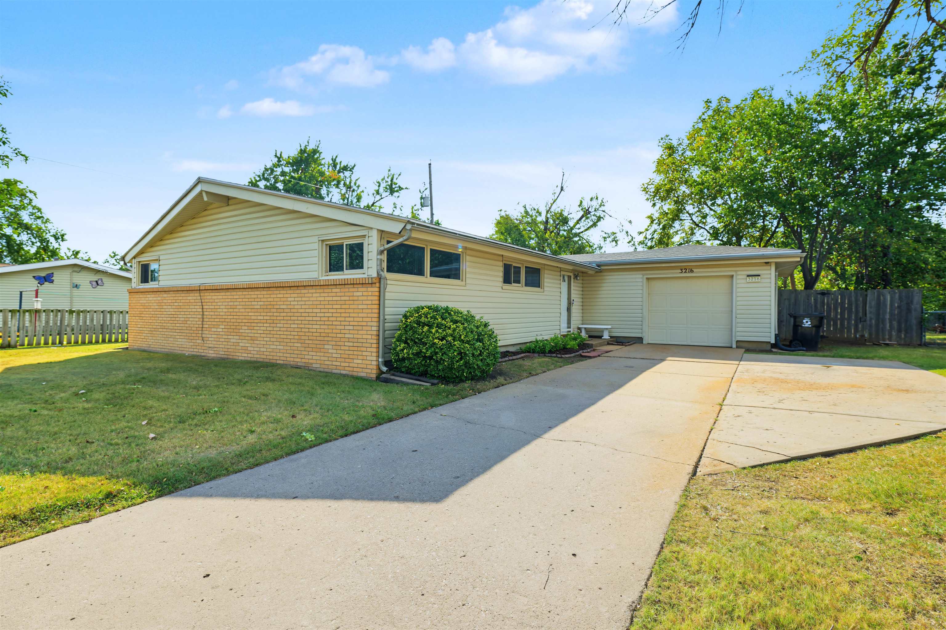 3216 Canterbury Dr Property Photo 2